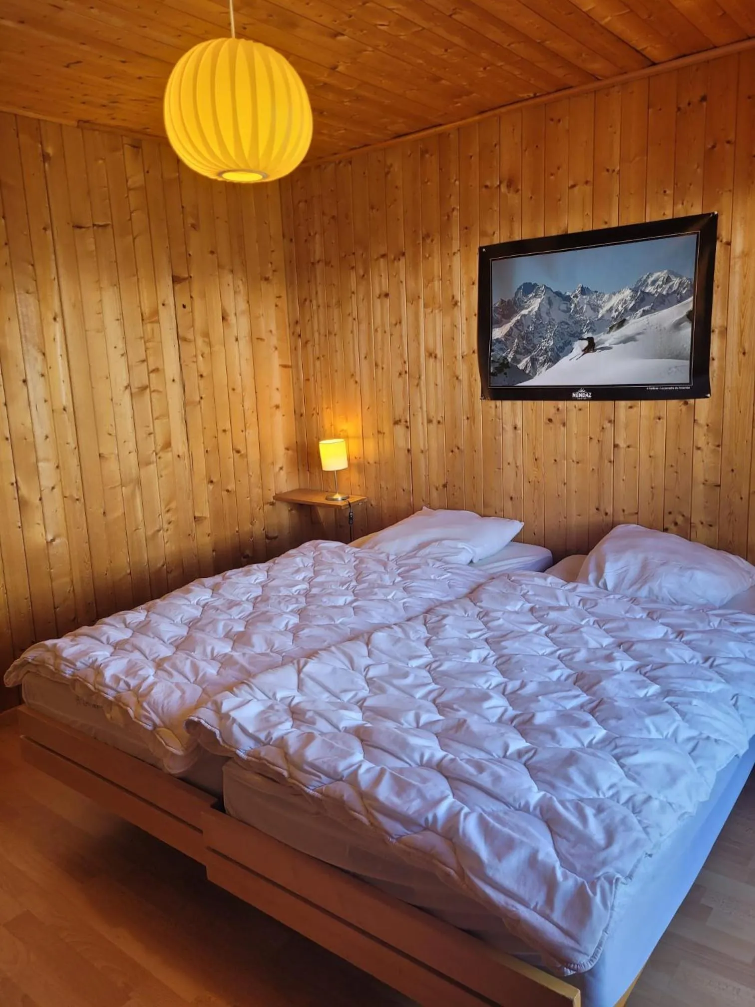 Bed in La Crettaz app dans chalet - SUNNY apartment 6 p