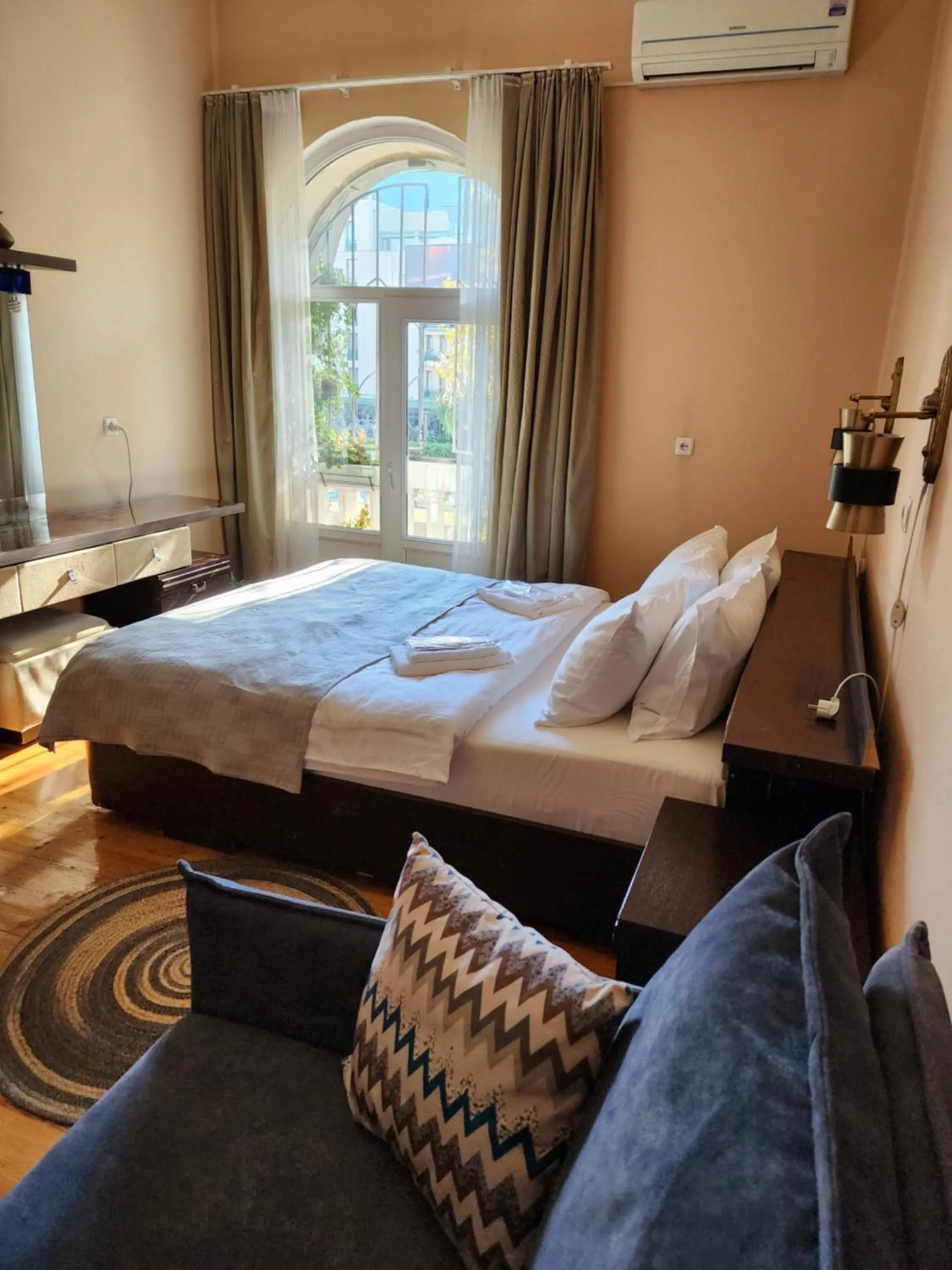 Riverside Baratashvili Apartment