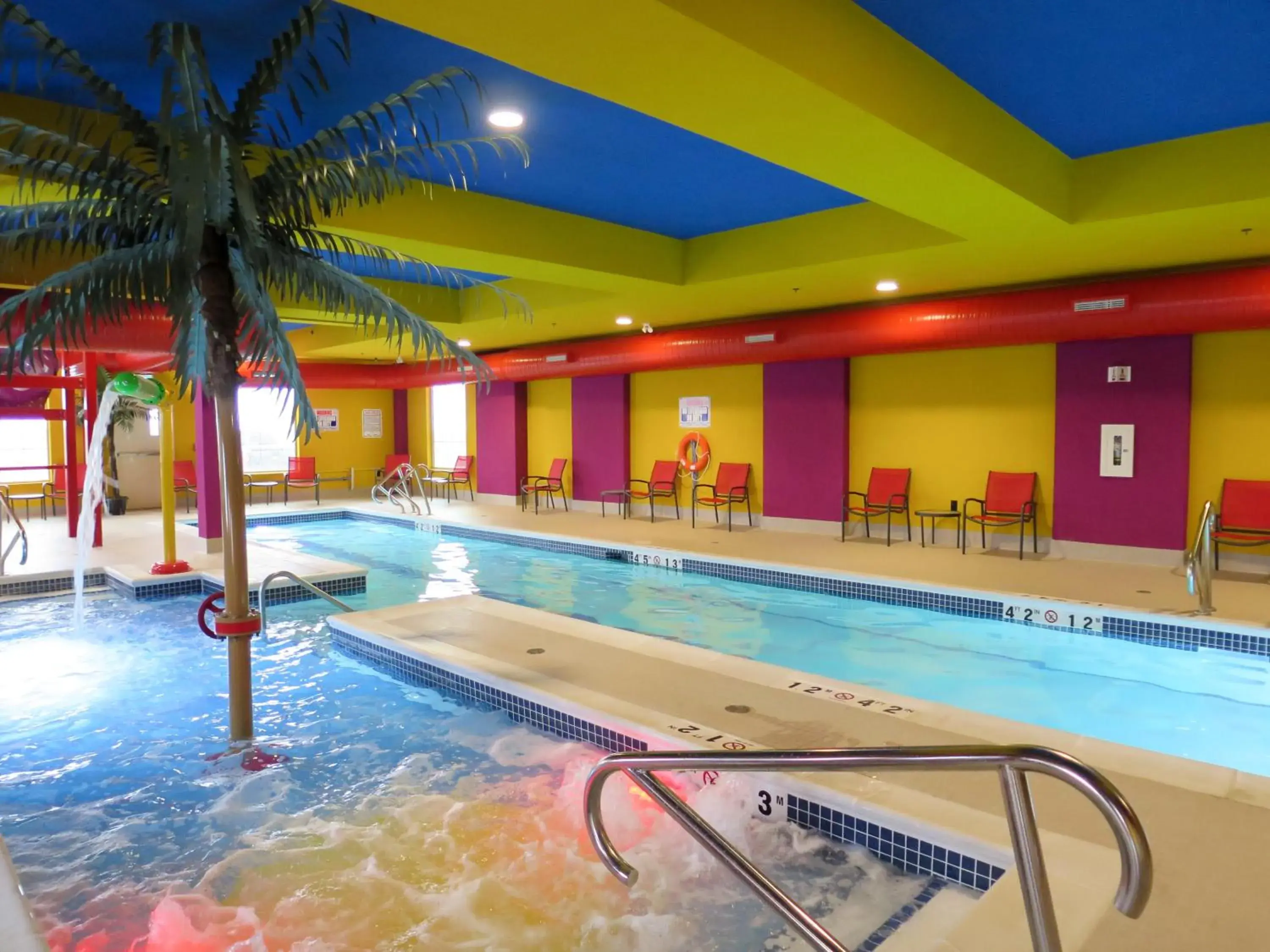 Swimming pool in Comfort Suites Regina Swimming pool in Comfort Suites Regina