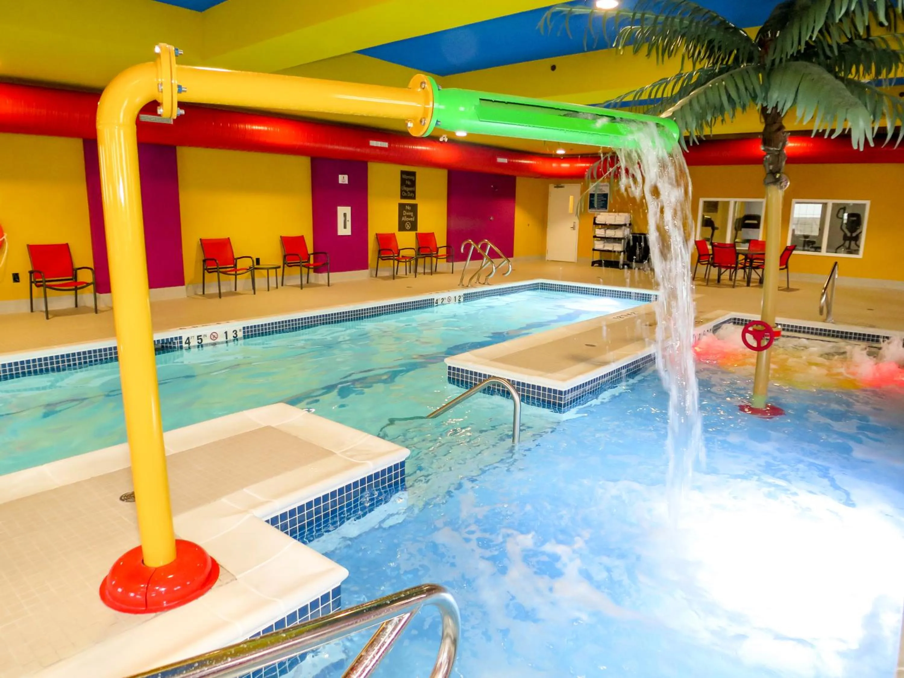 Swimming pool in Comfort Suites Regina