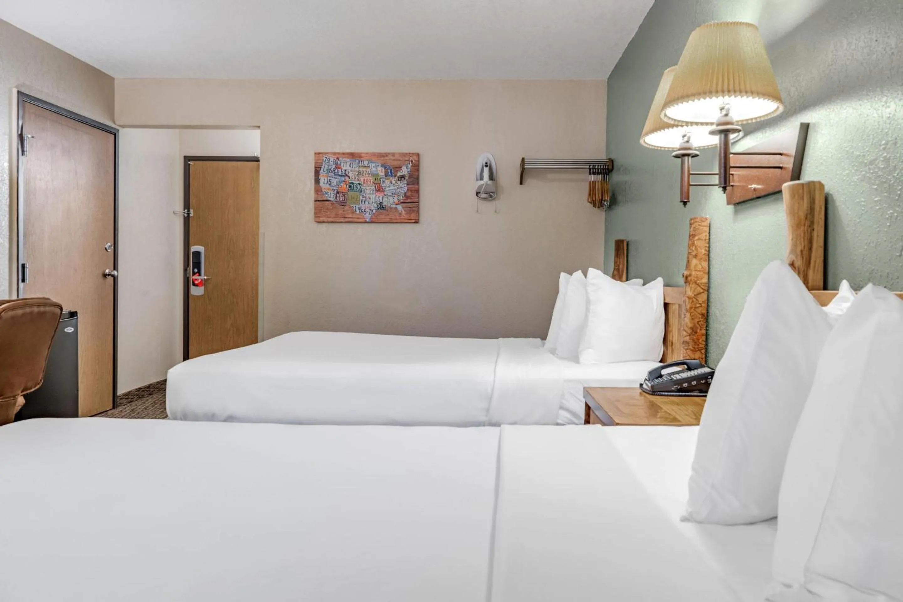 Bedroom, Bed in Econo Lodge, Downtown Custer Near Custer State Park and Mt Rushmore