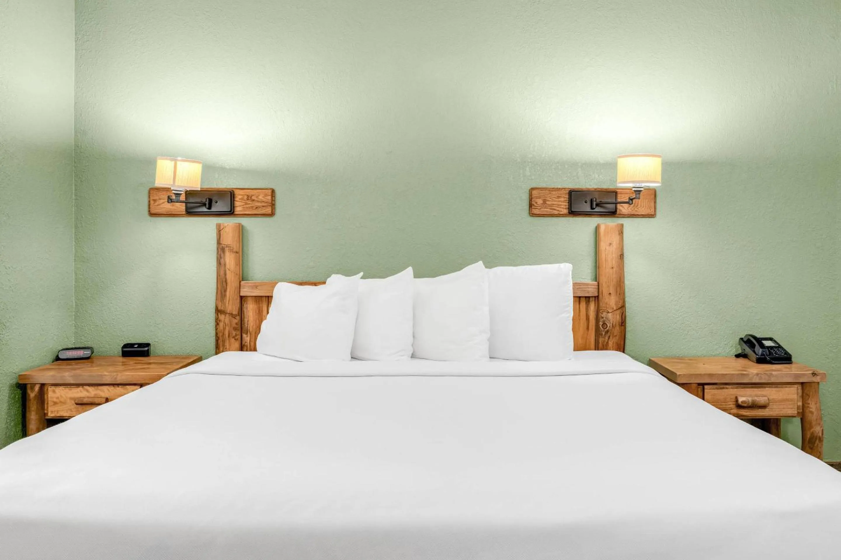 Bedroom, Bed in Econo Lodge, Downtown Custer Near Custer State Park and Mt Rushmore