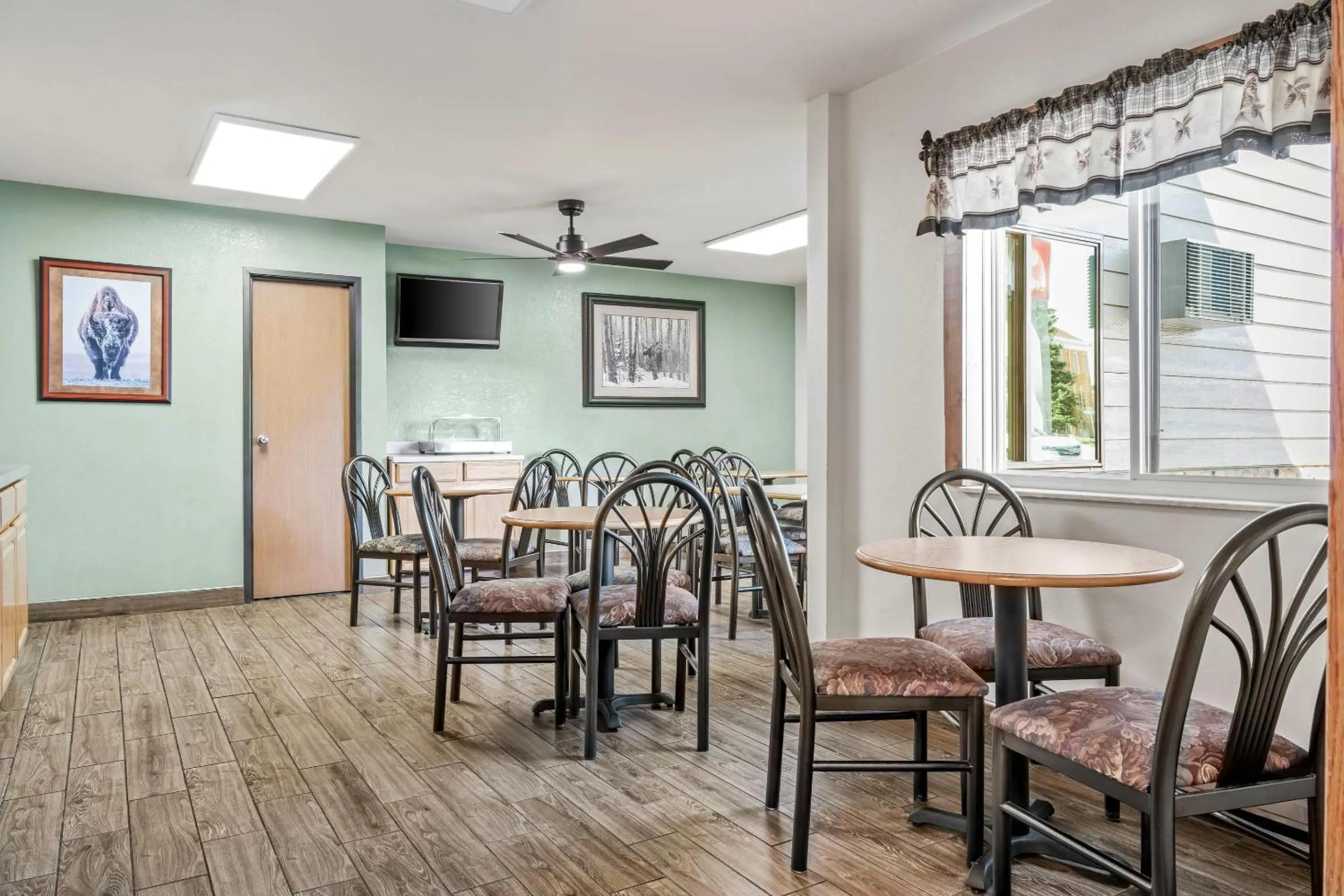 Breakfast in Econo Lodge, Downtown Custer Near Custer State Park and Mt Rushmore