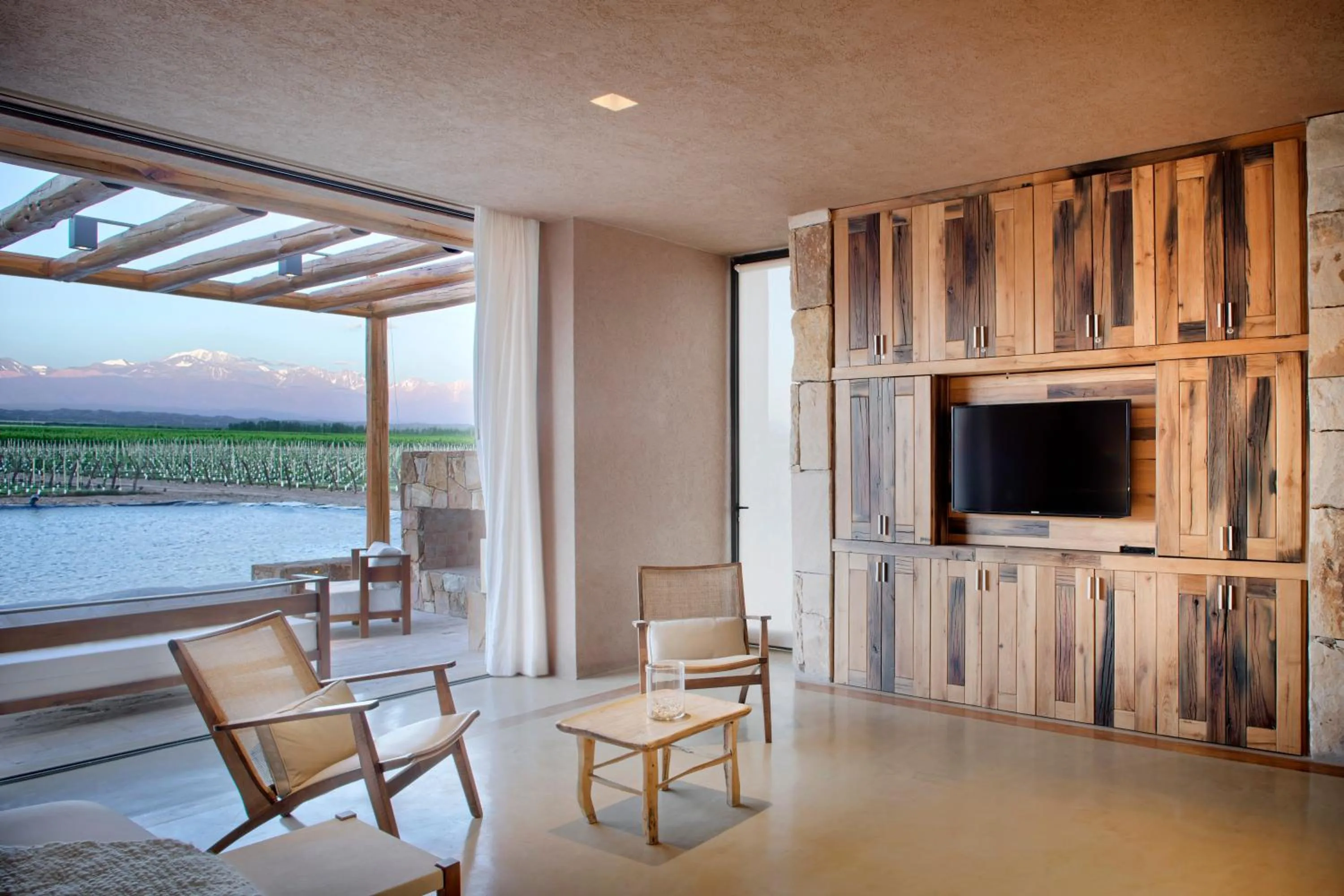 Communal lounge/ TV room in Rosell Boher Winery Lodge & Spa