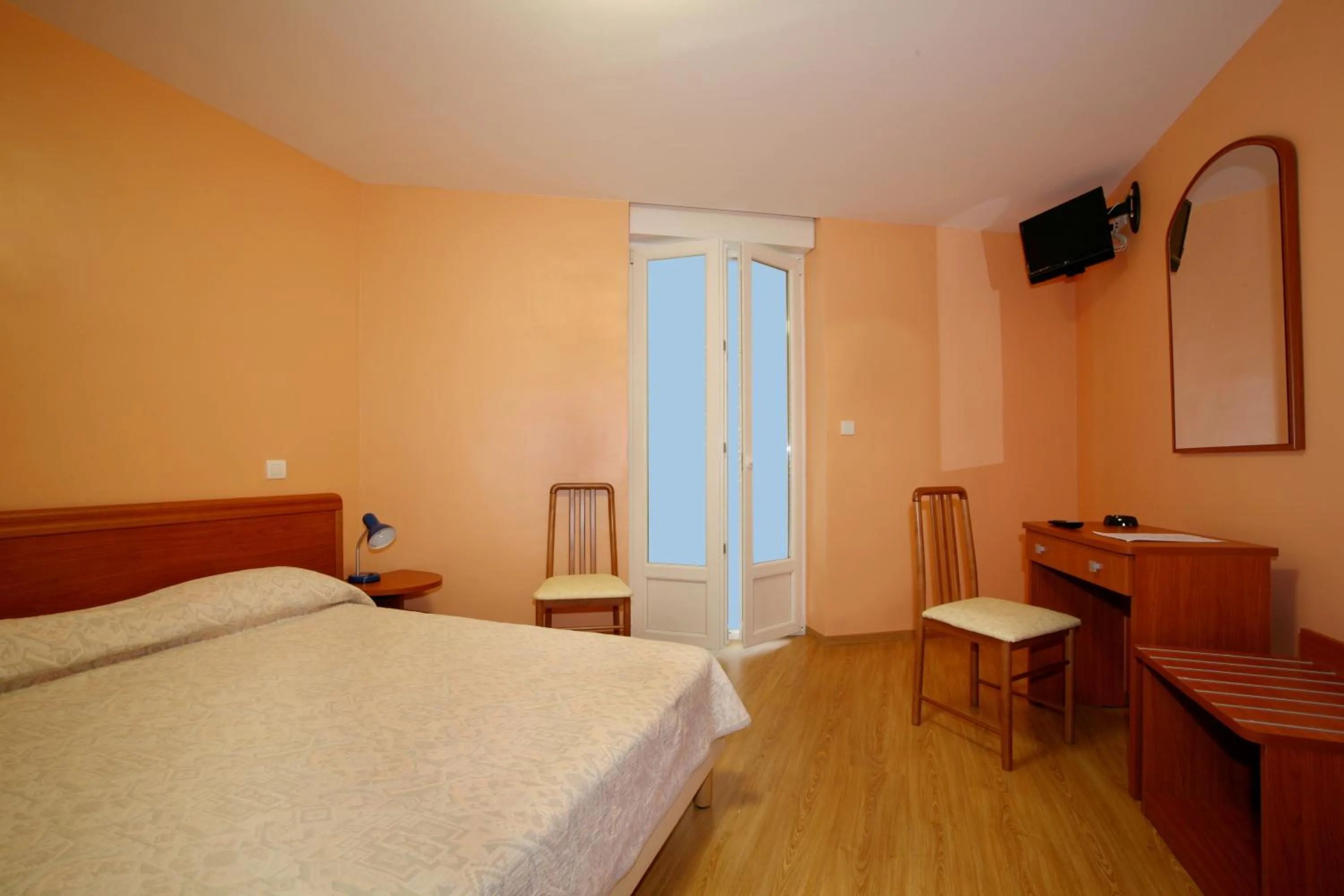 Photo of the whole room in Hotel le Dauphin