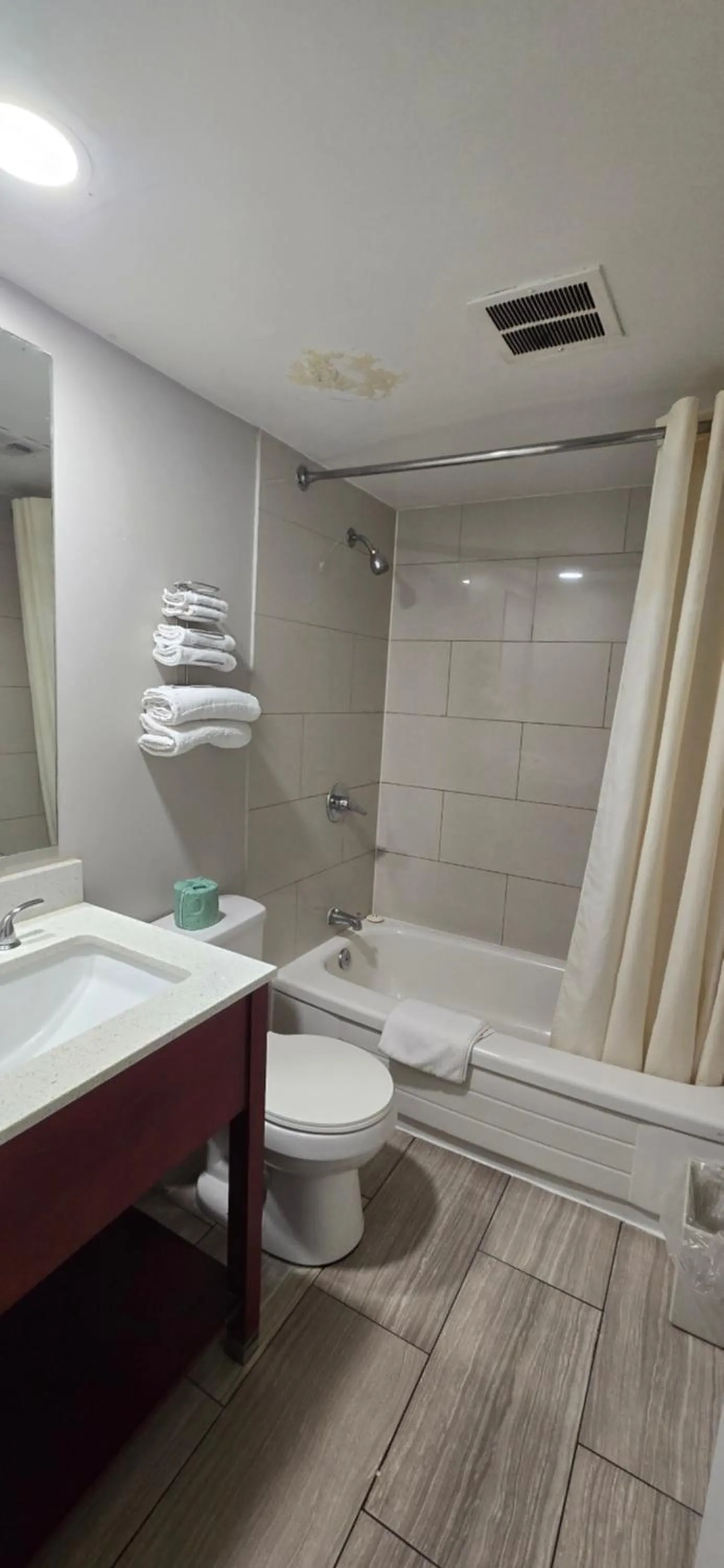 Bathroom in Avenue Motel