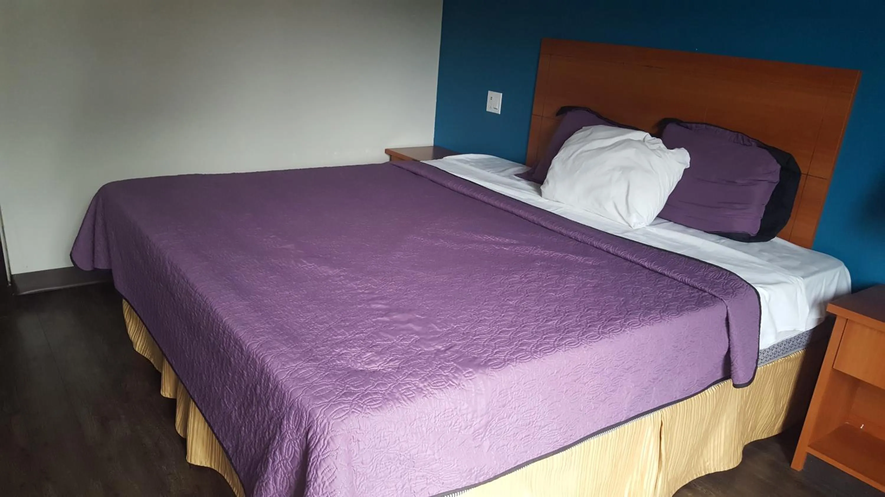 Bed in Avenue Motel