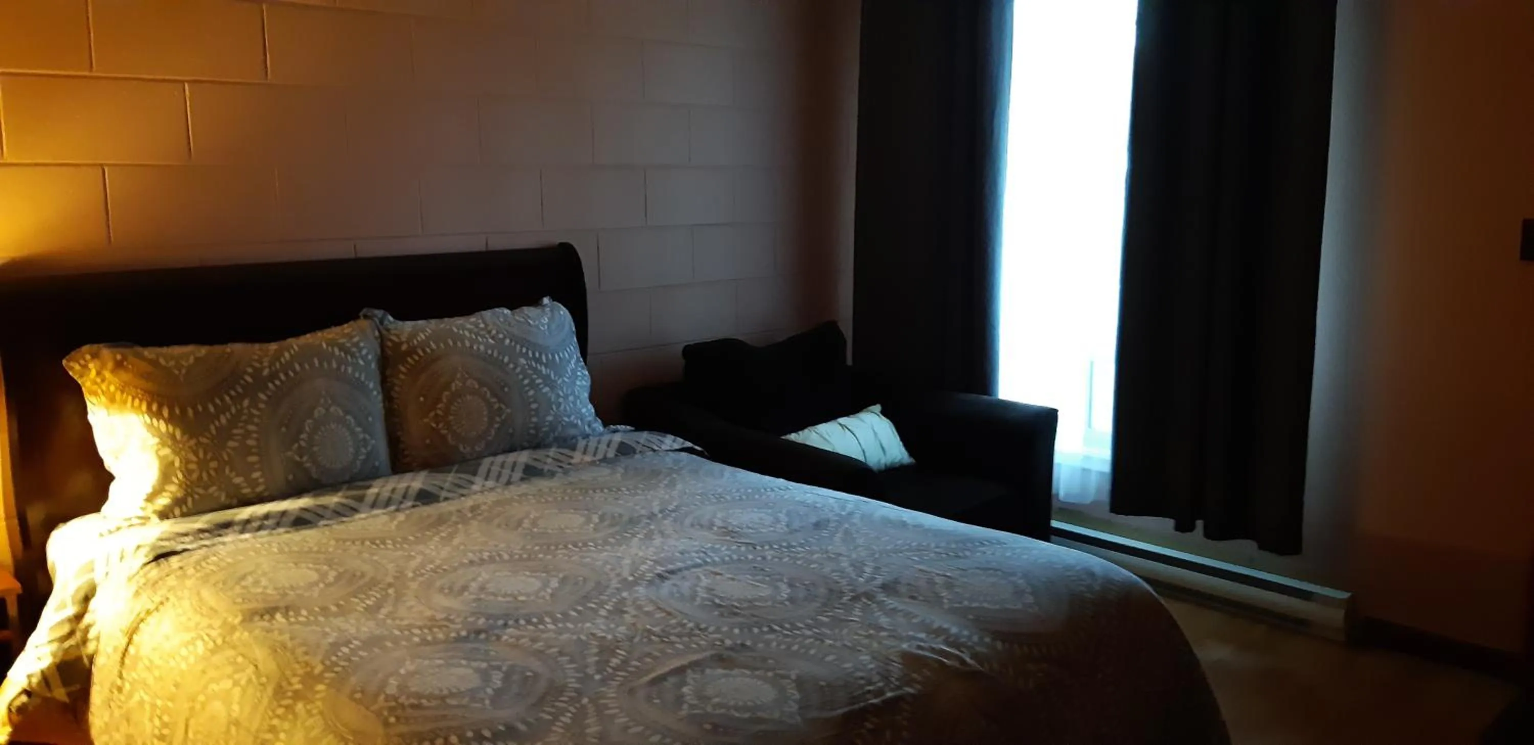 Bed in Pine Grove Motel