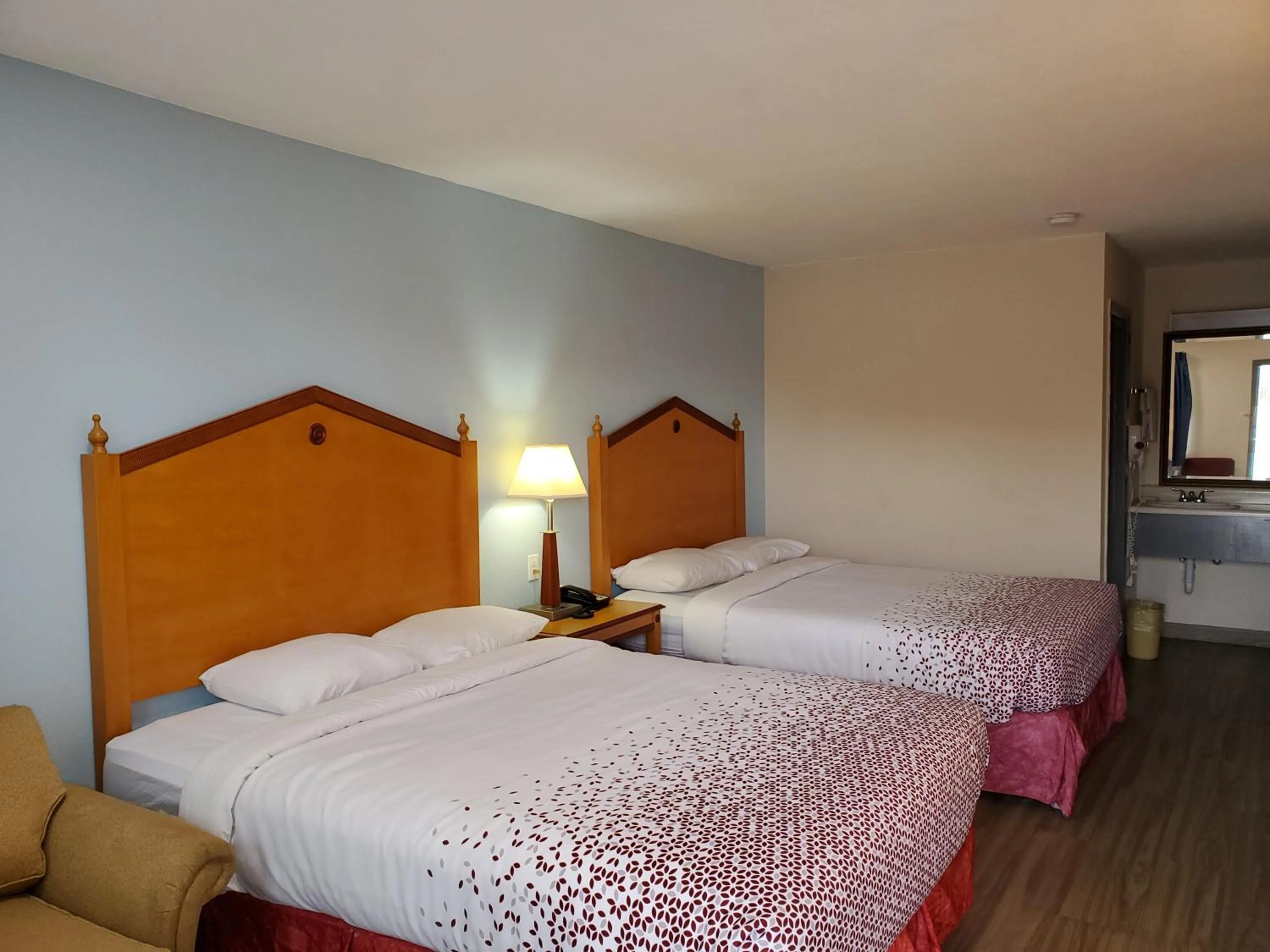 Bedroom, Bed in Travel Inn