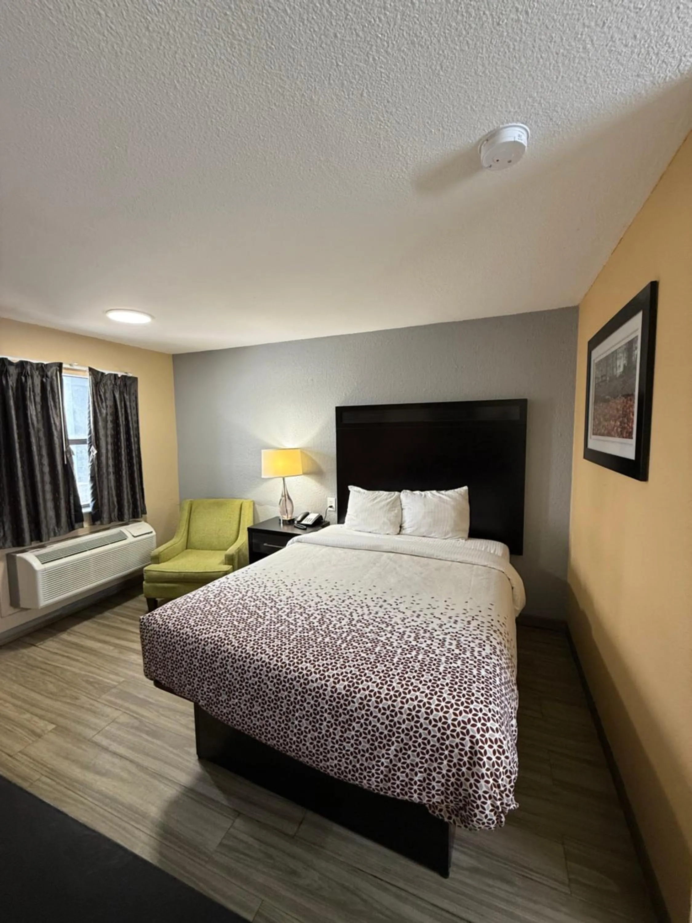 Bedroom, Bed in Travel Inn