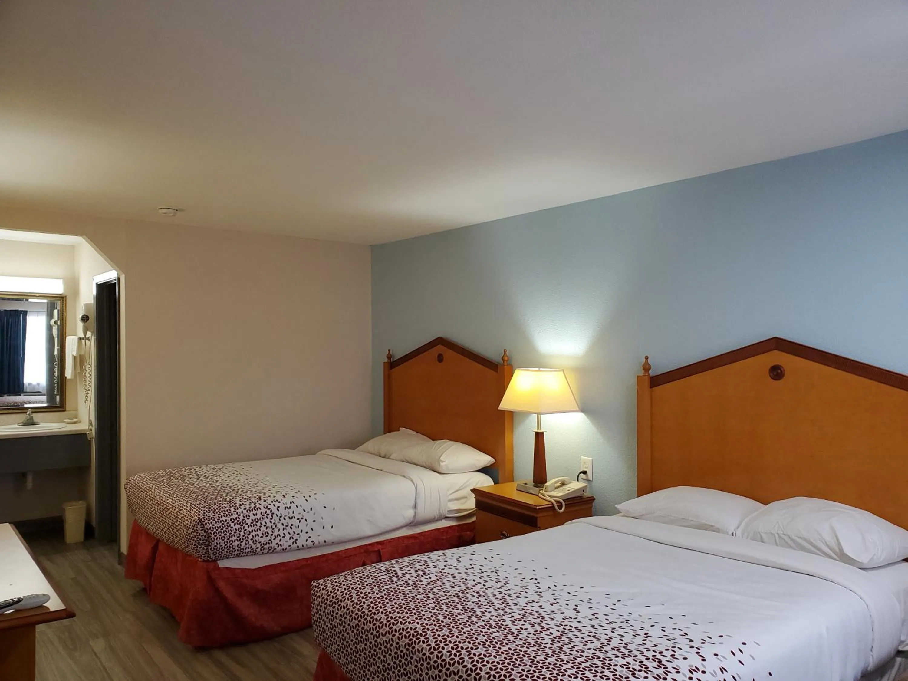 Bedroom, Bed in Travel Inn