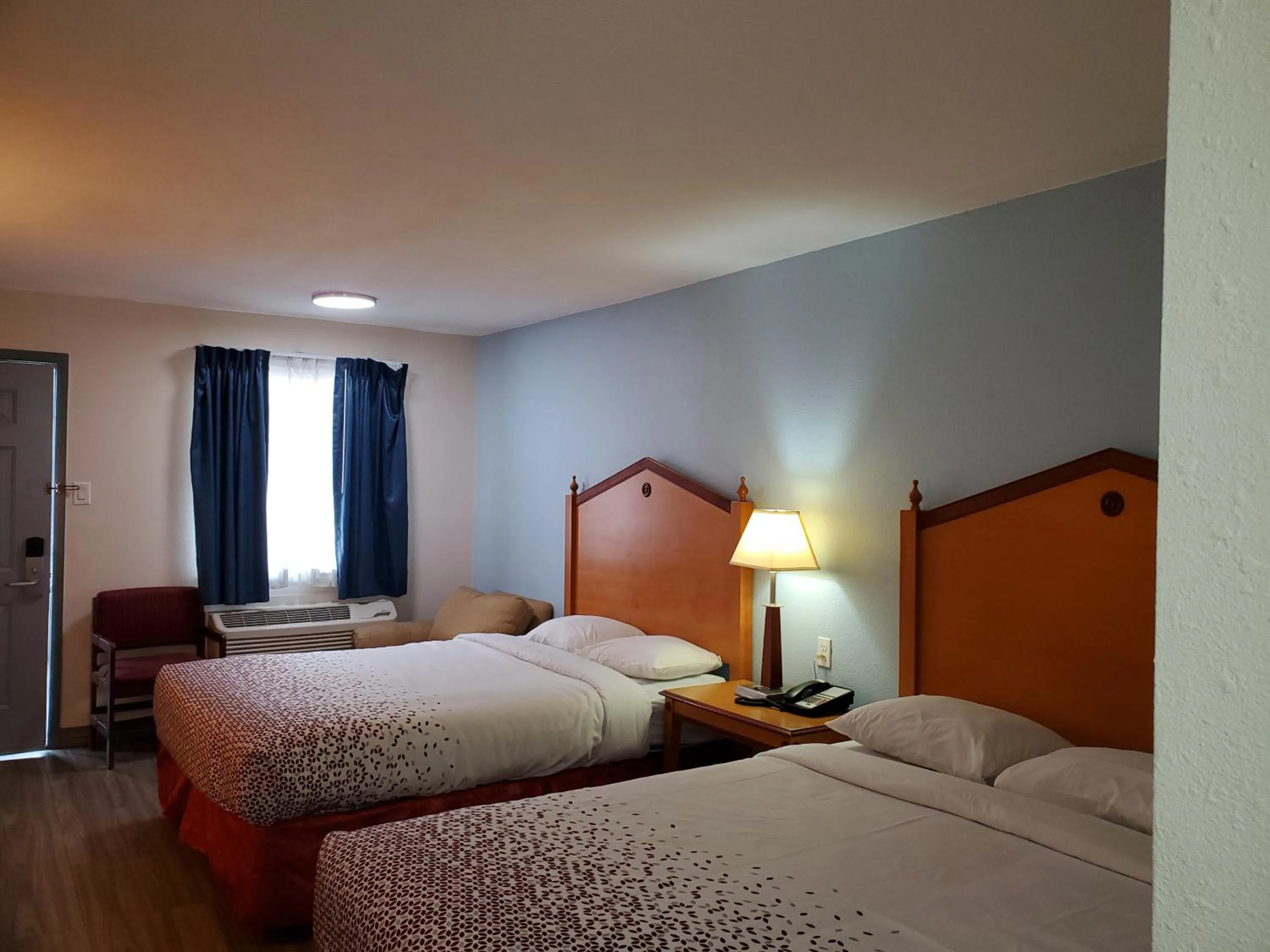 Bedroom, Bed in Travel Inn