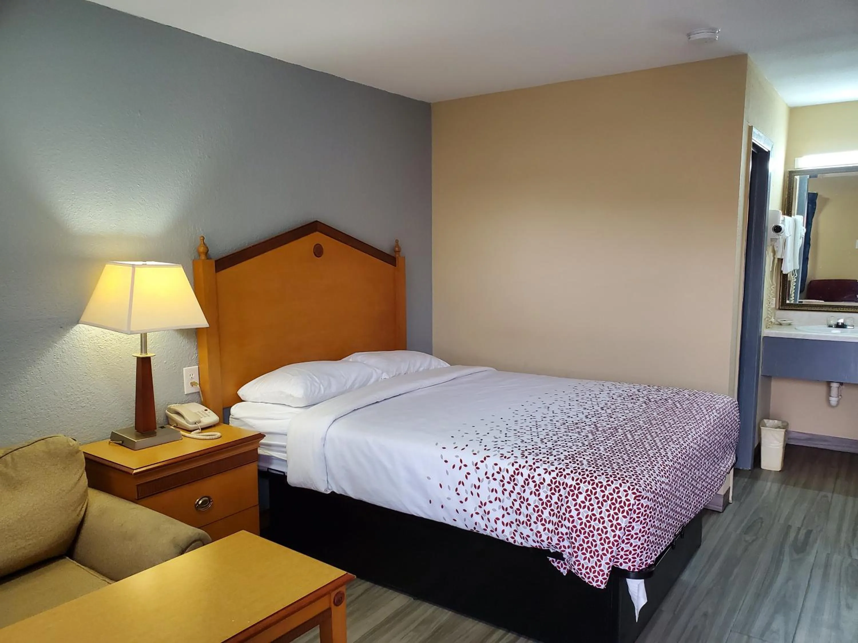 Bedroom, Bed in Travel Inn