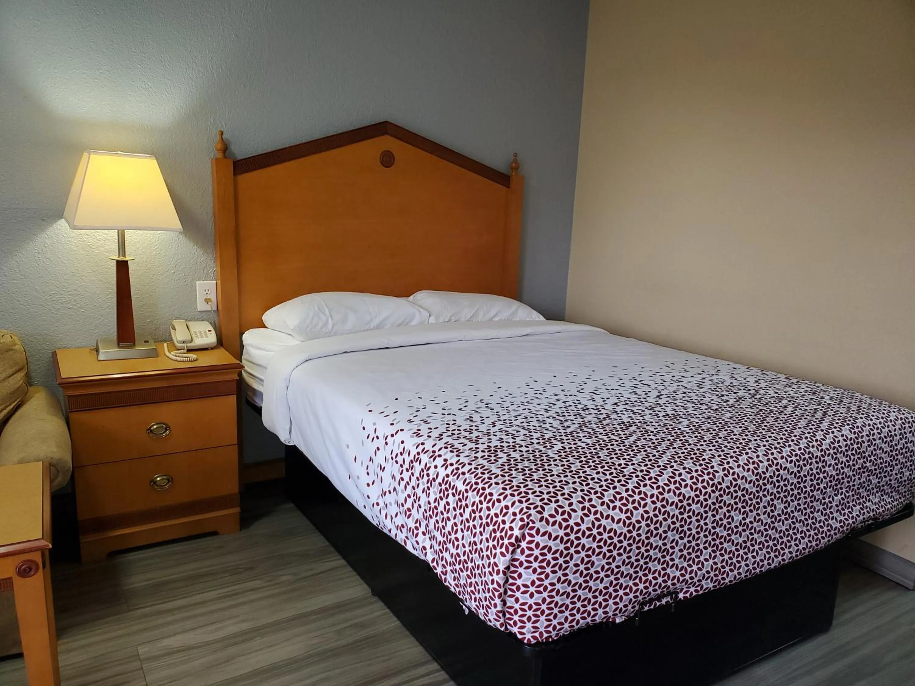 Bedroom, Bed in Travel Inn