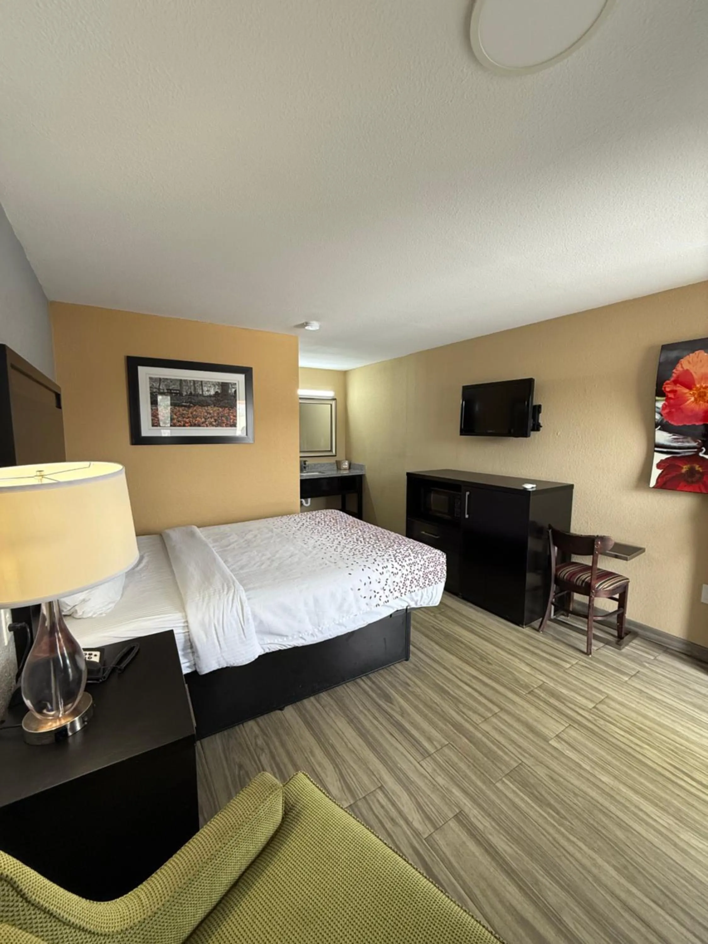 Bedroom, Bed in Travel Inn