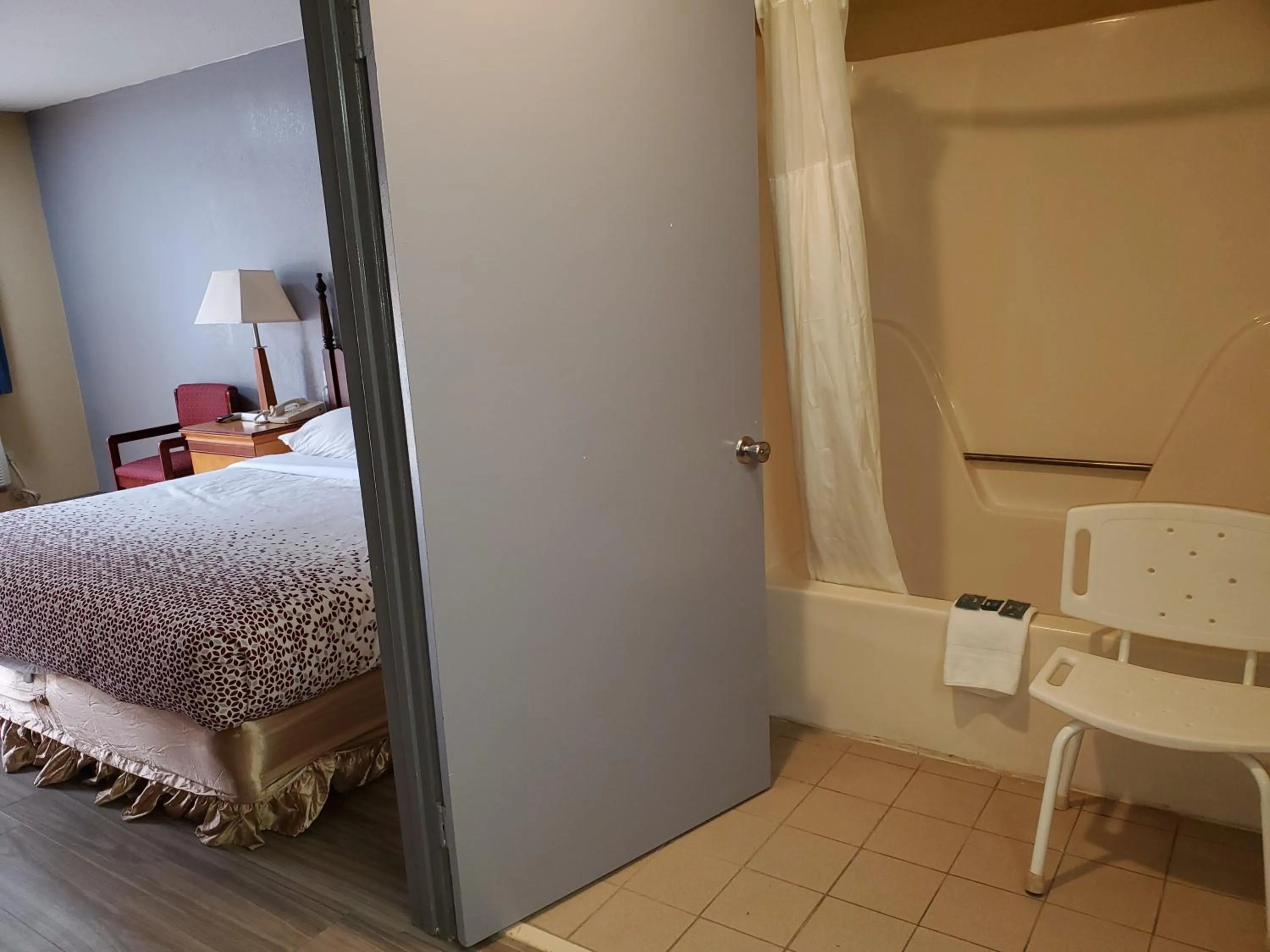 Bedroom, Bed in Travel Inn