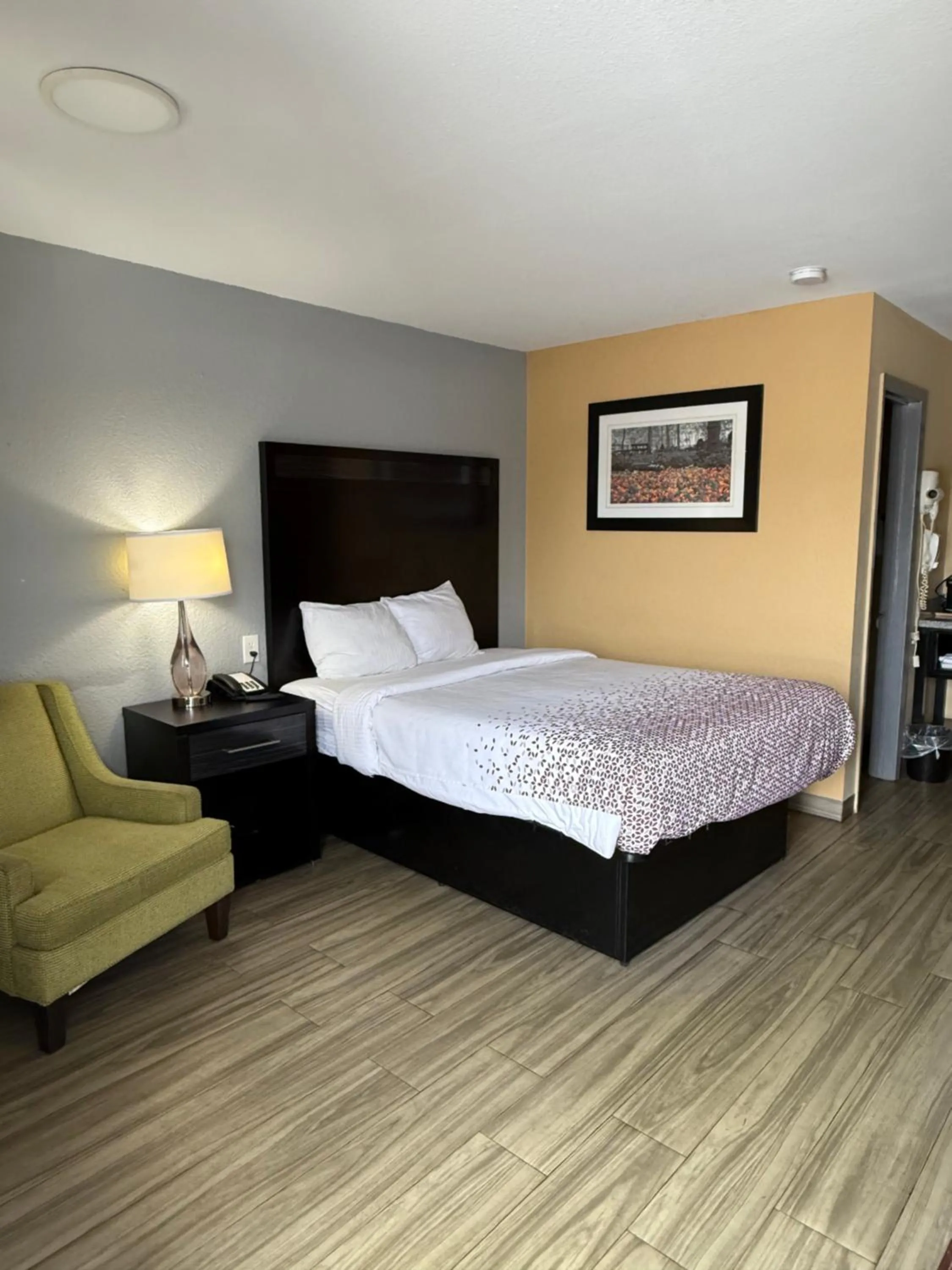 Bedroom, Bed in Travel Inn