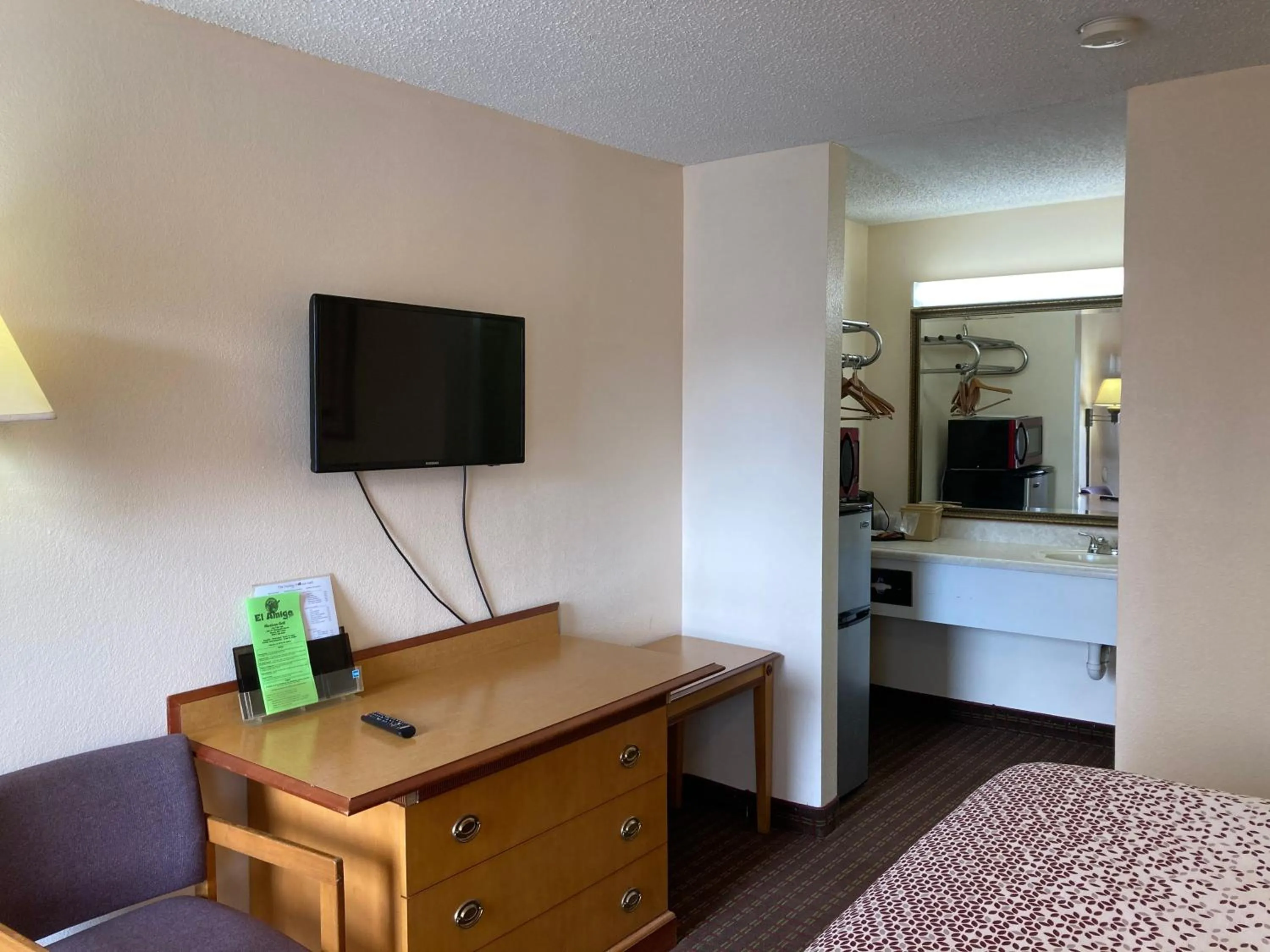 Bedroom, Bed in Travel Inn