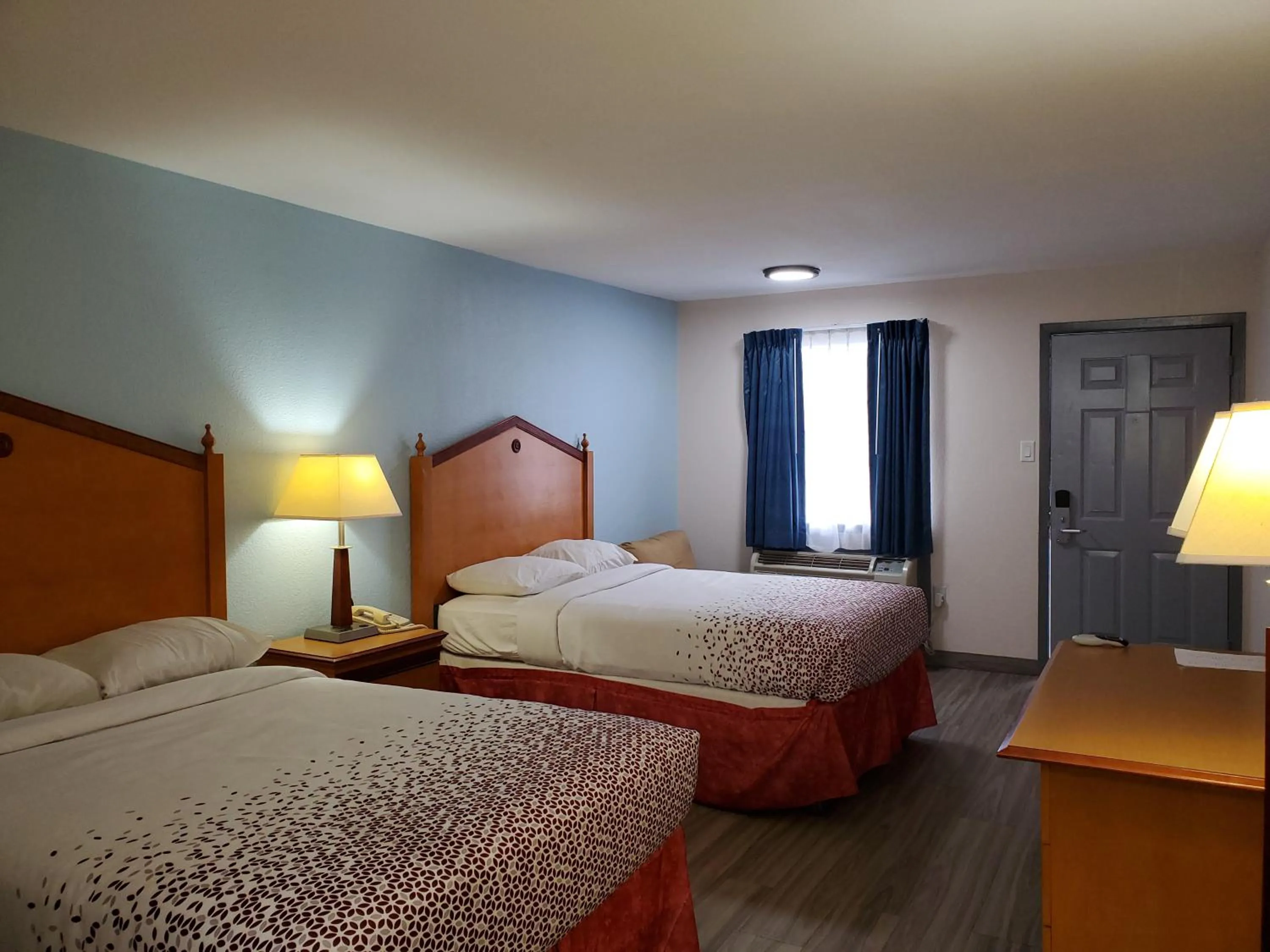 Bedroom, Bed in Travel Inn