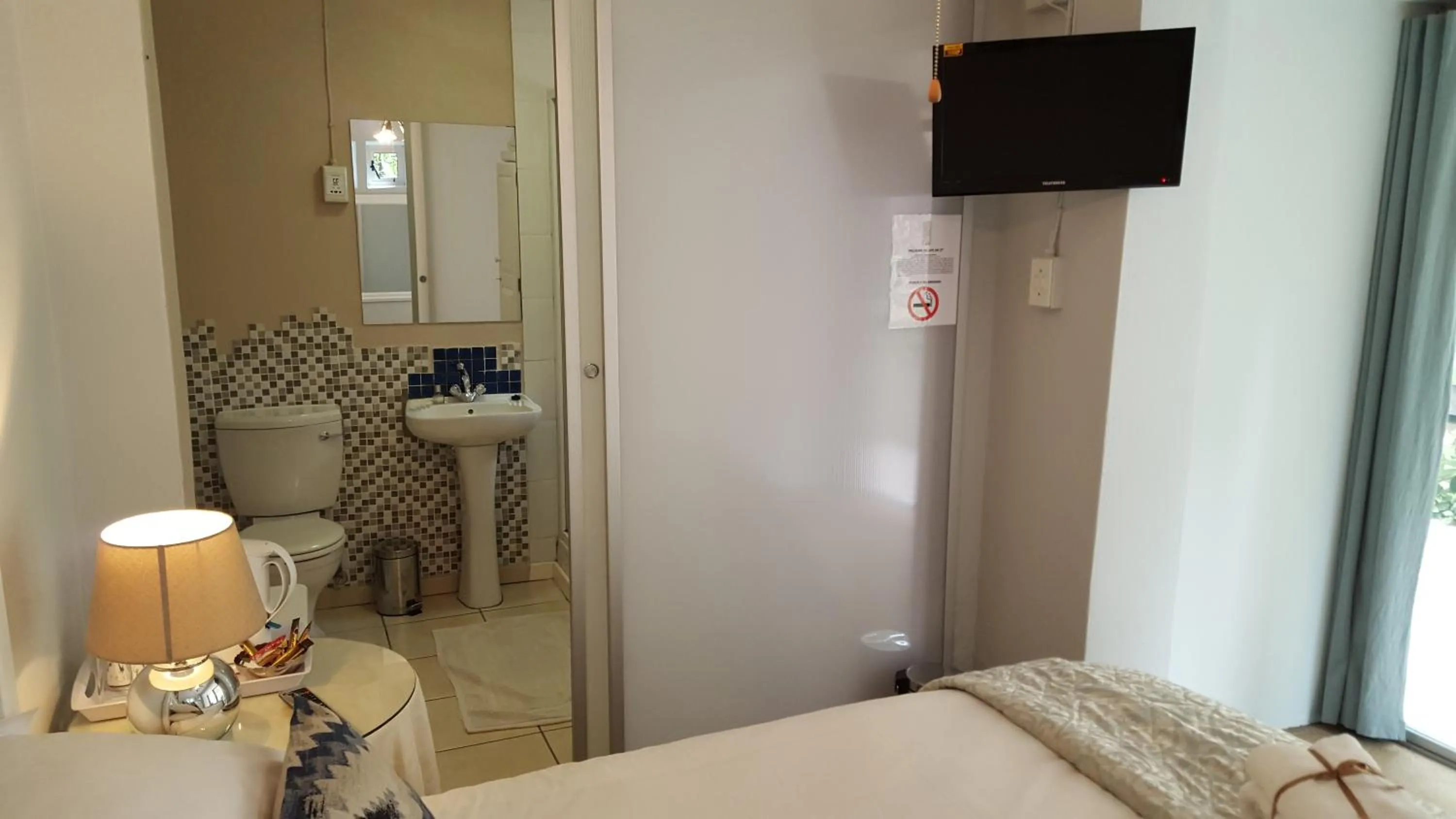 Bathroom, Bed in Life on 3rd