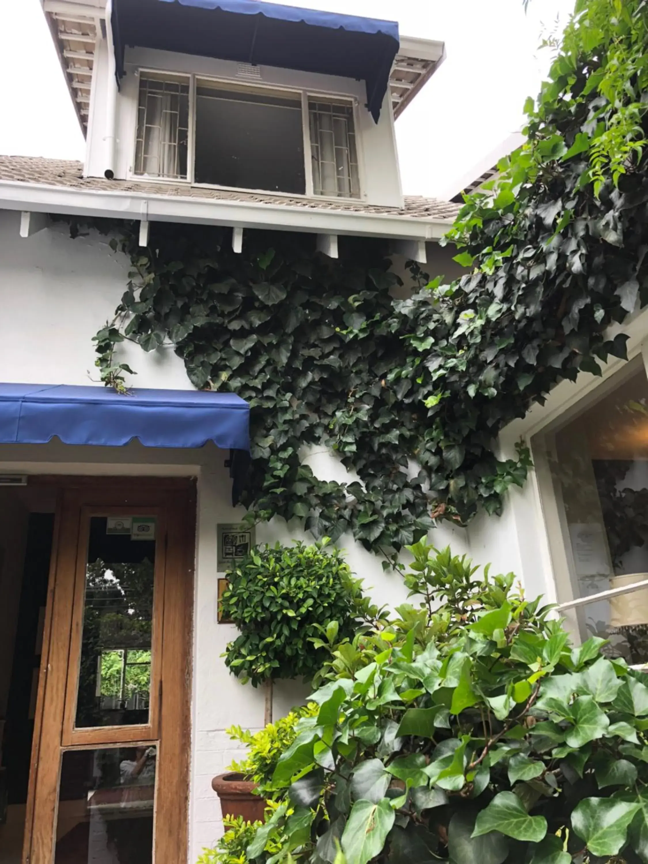 Facade/entrance in Life on 3rd Facade/entrance in Life on 3rd