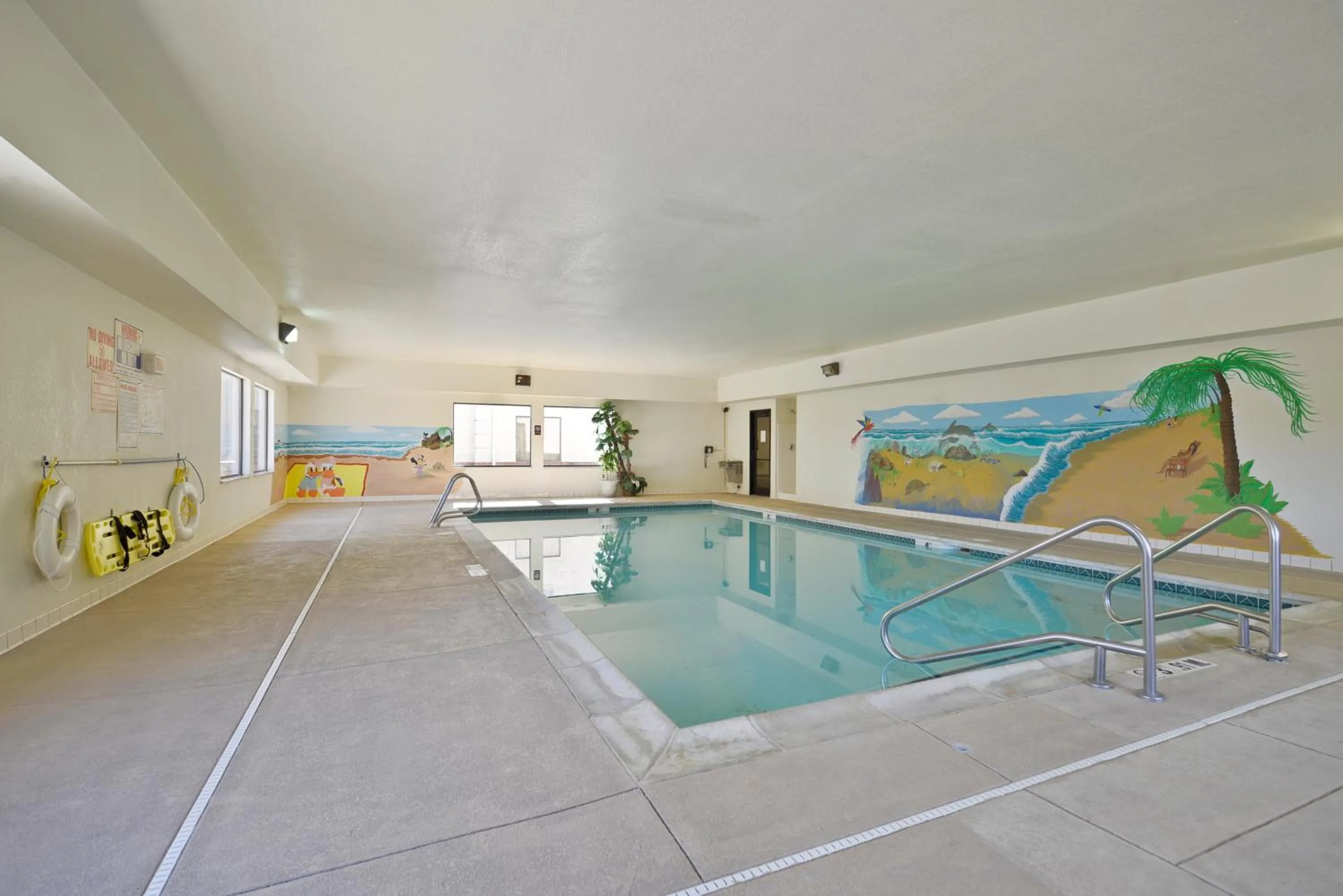 Swimming pool in Baymont by Wyndham Albany