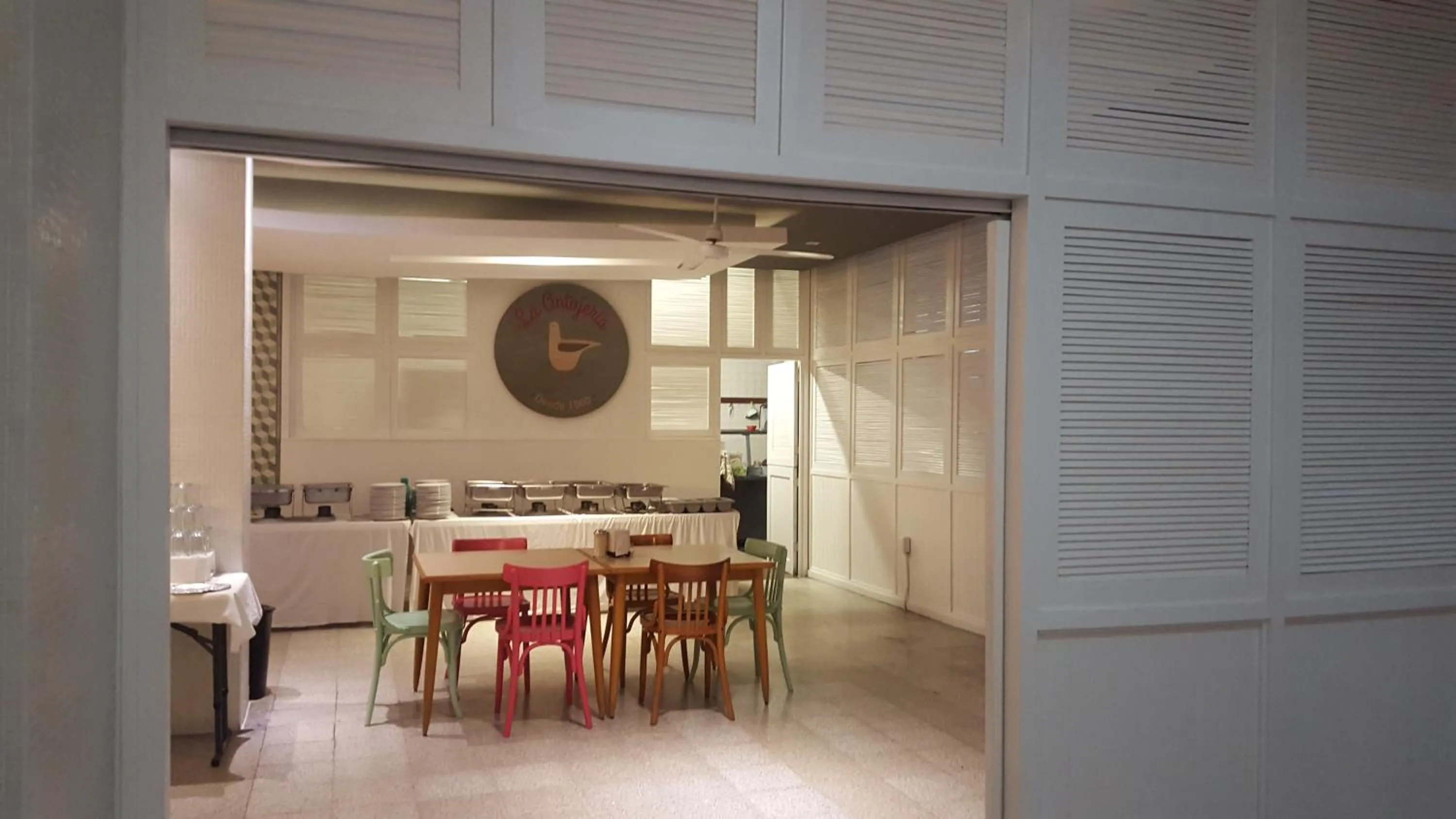 Restaurant/places to eat in Hotel Royalty