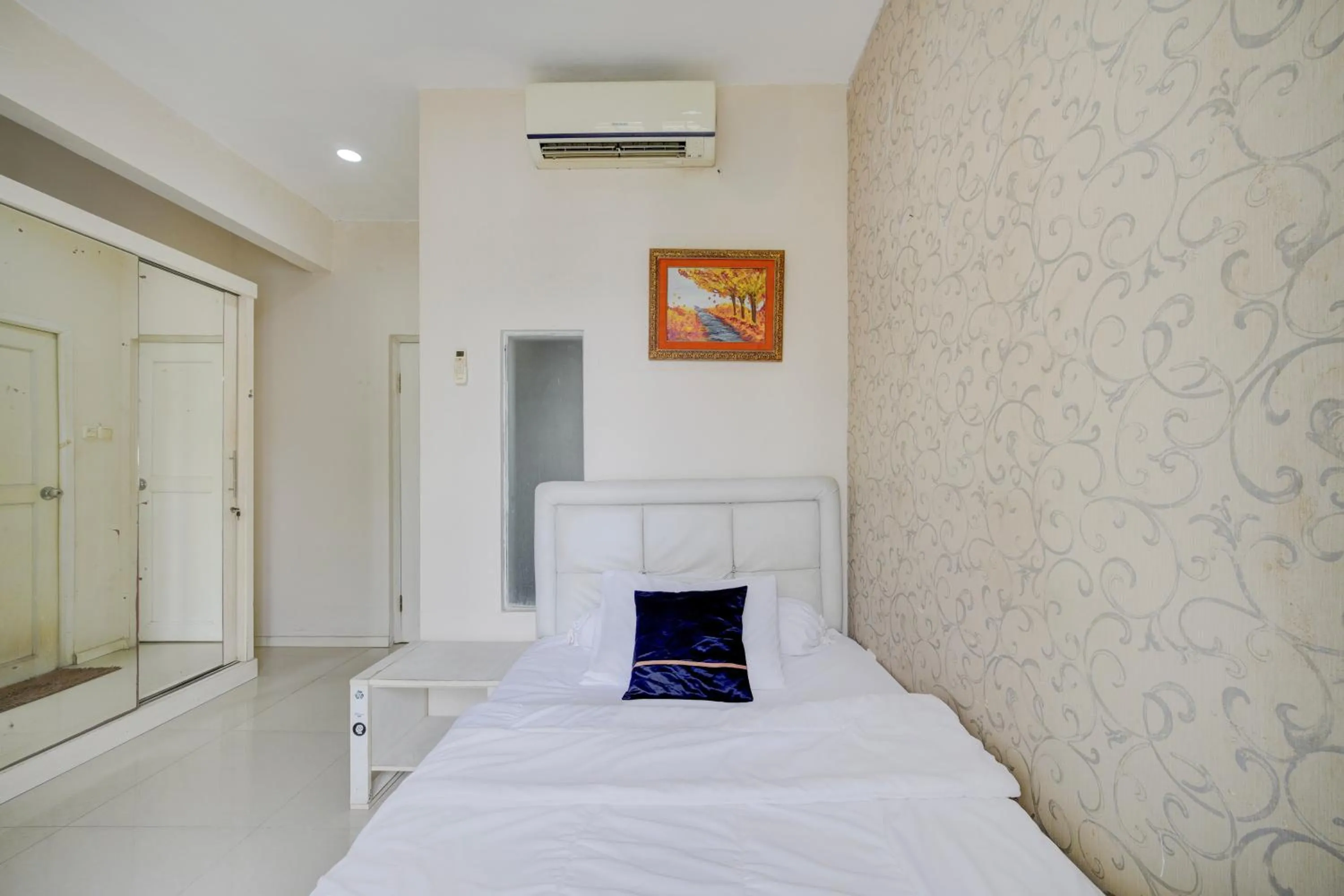 Bedroom, Bed in Hotel O near RS Fatmawati formerly White House