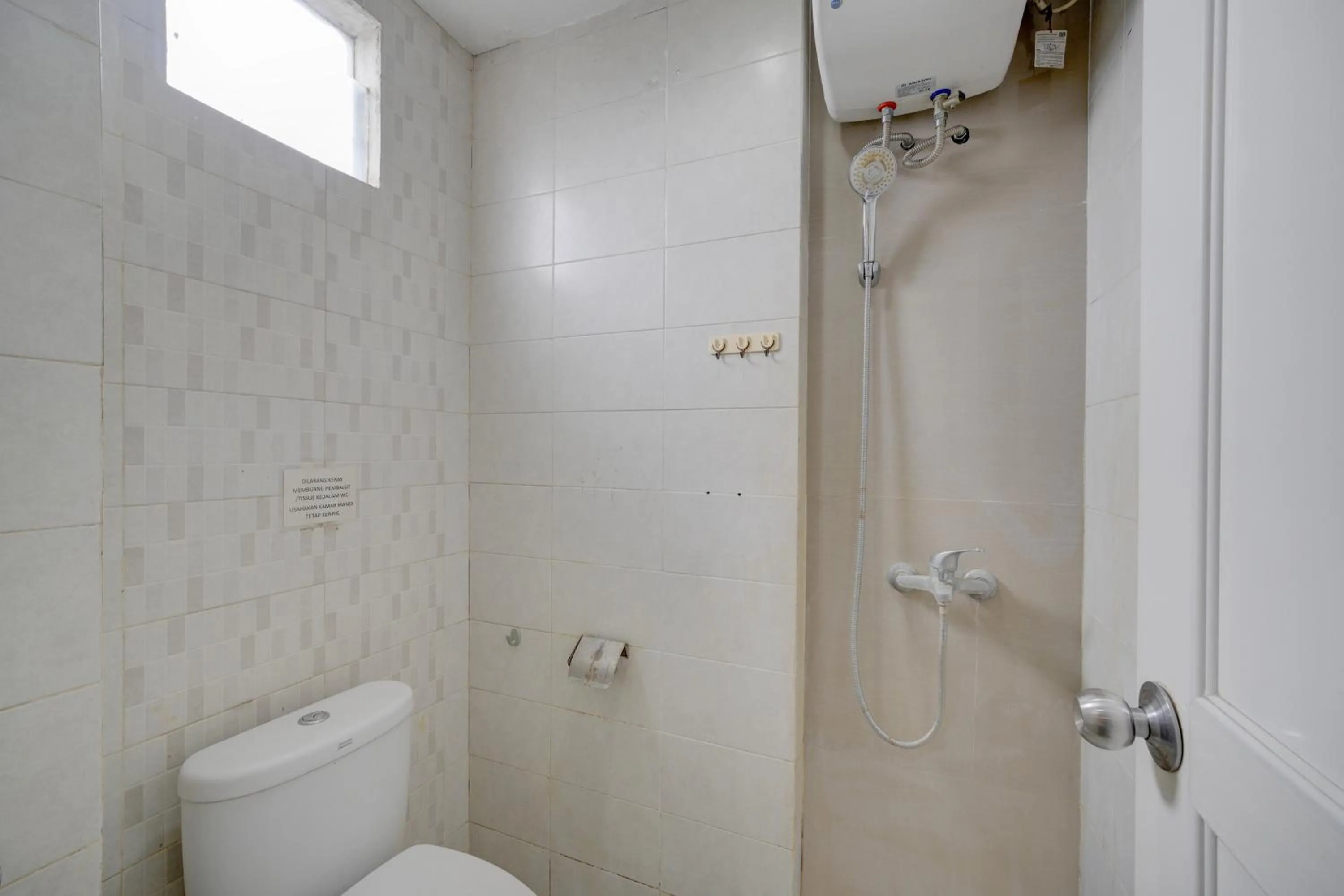 Shower in Hotel O near RS Fatmawati formerly White House