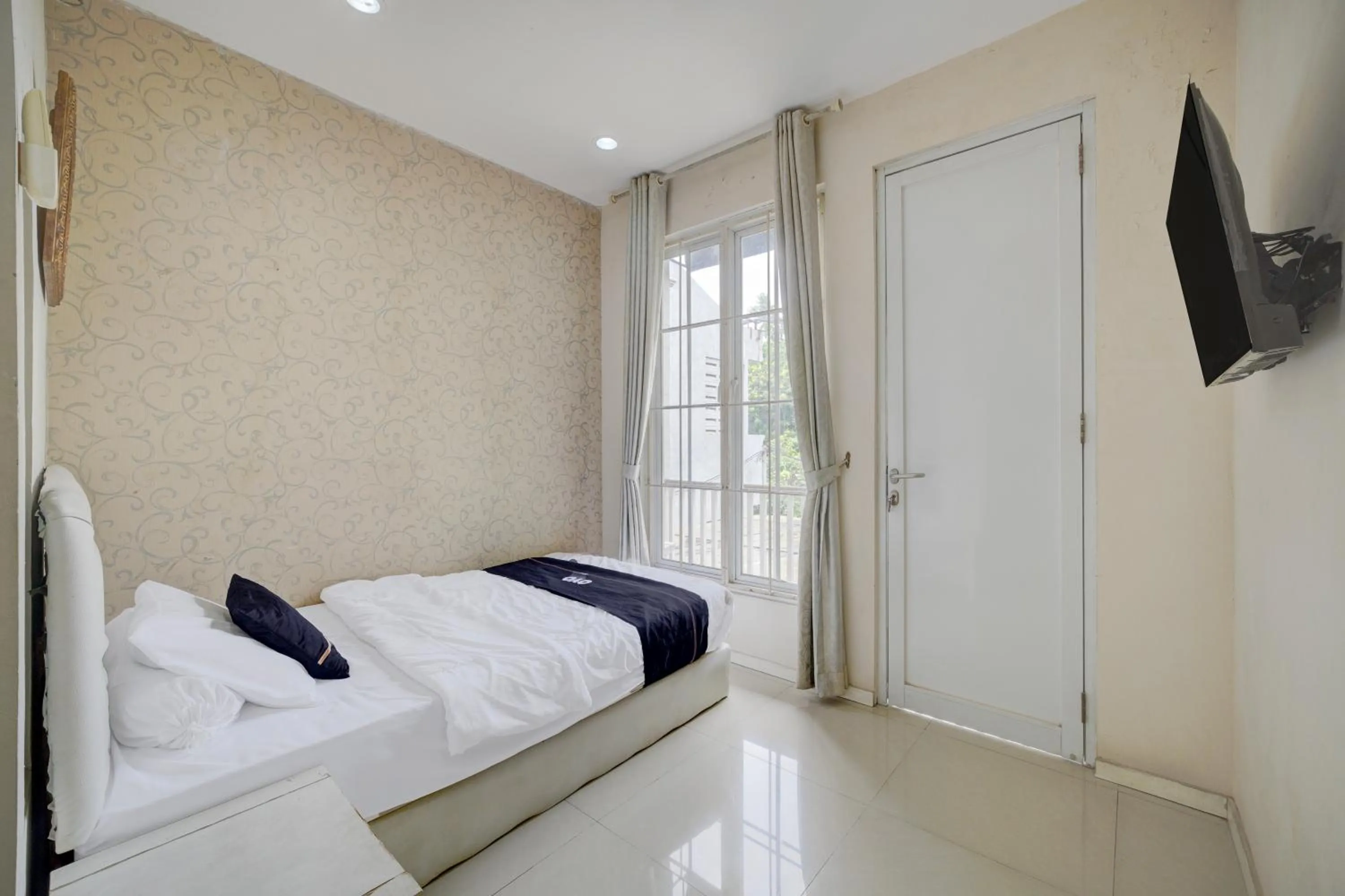 Bedroom, Bed in Hotel O near RS Fatmawati formerly White House