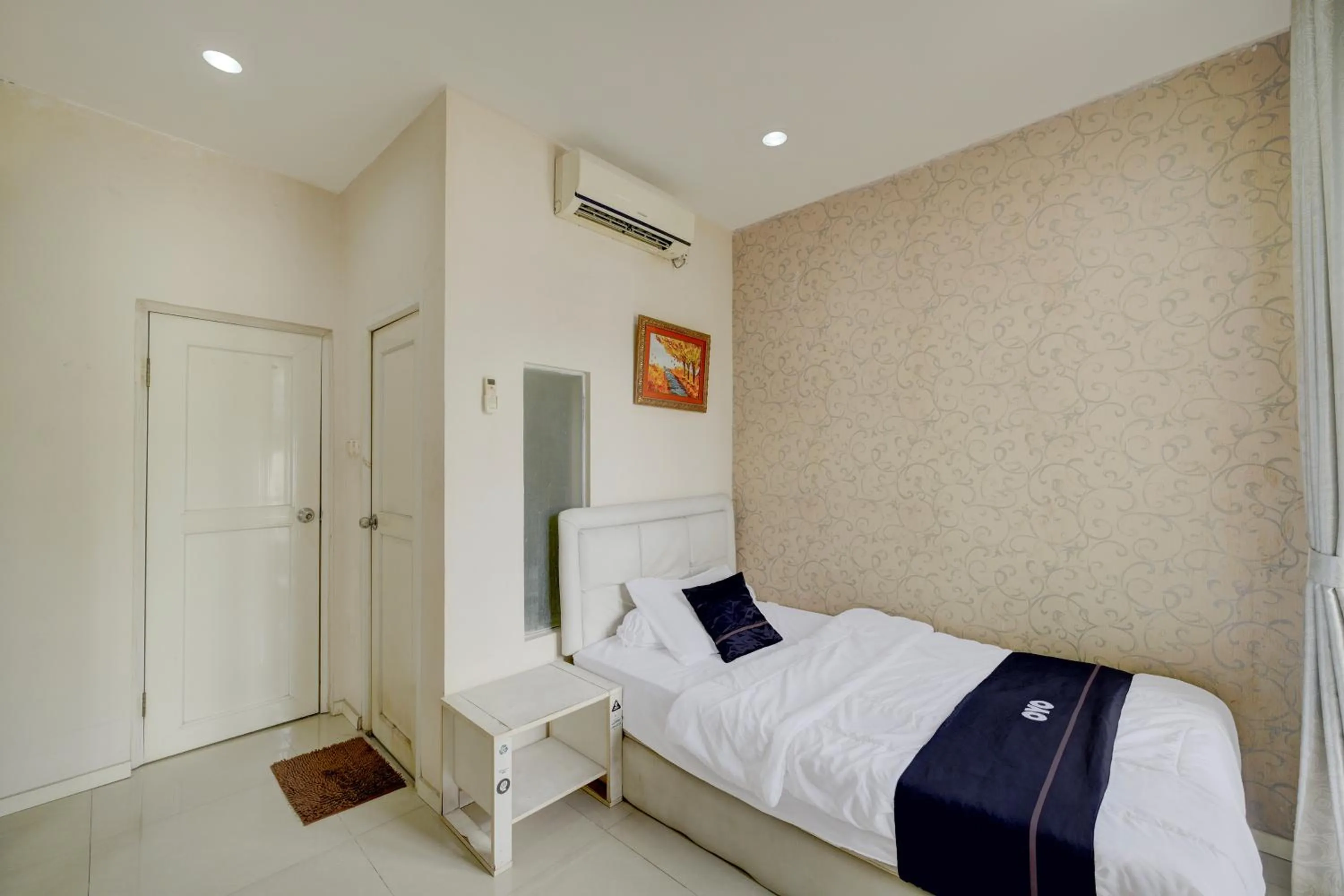 Bedroom, Bed in Hotel O near RS Fatmawati formerly White House