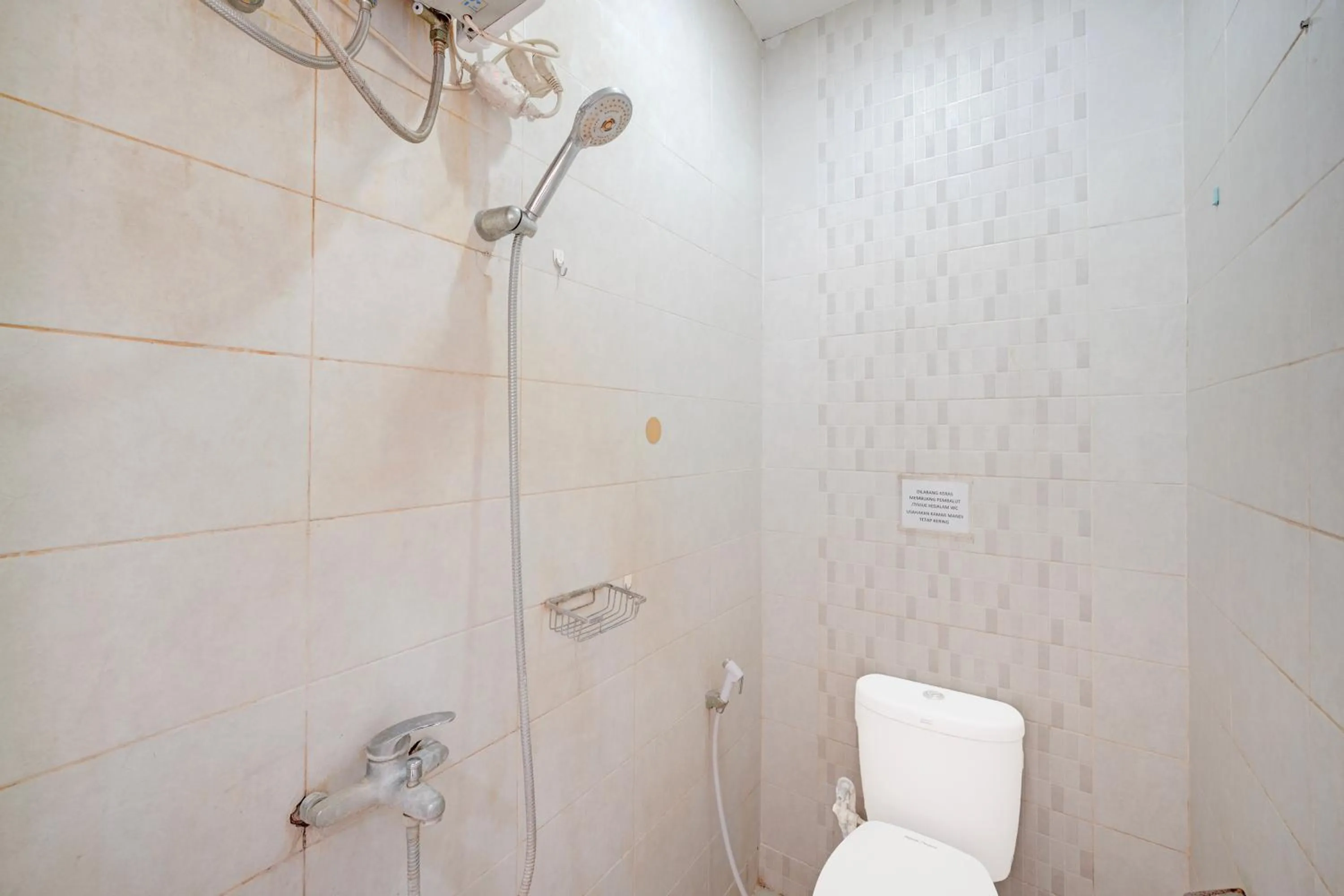 Shower in Hotel O near RS Fatmawati formerly White House