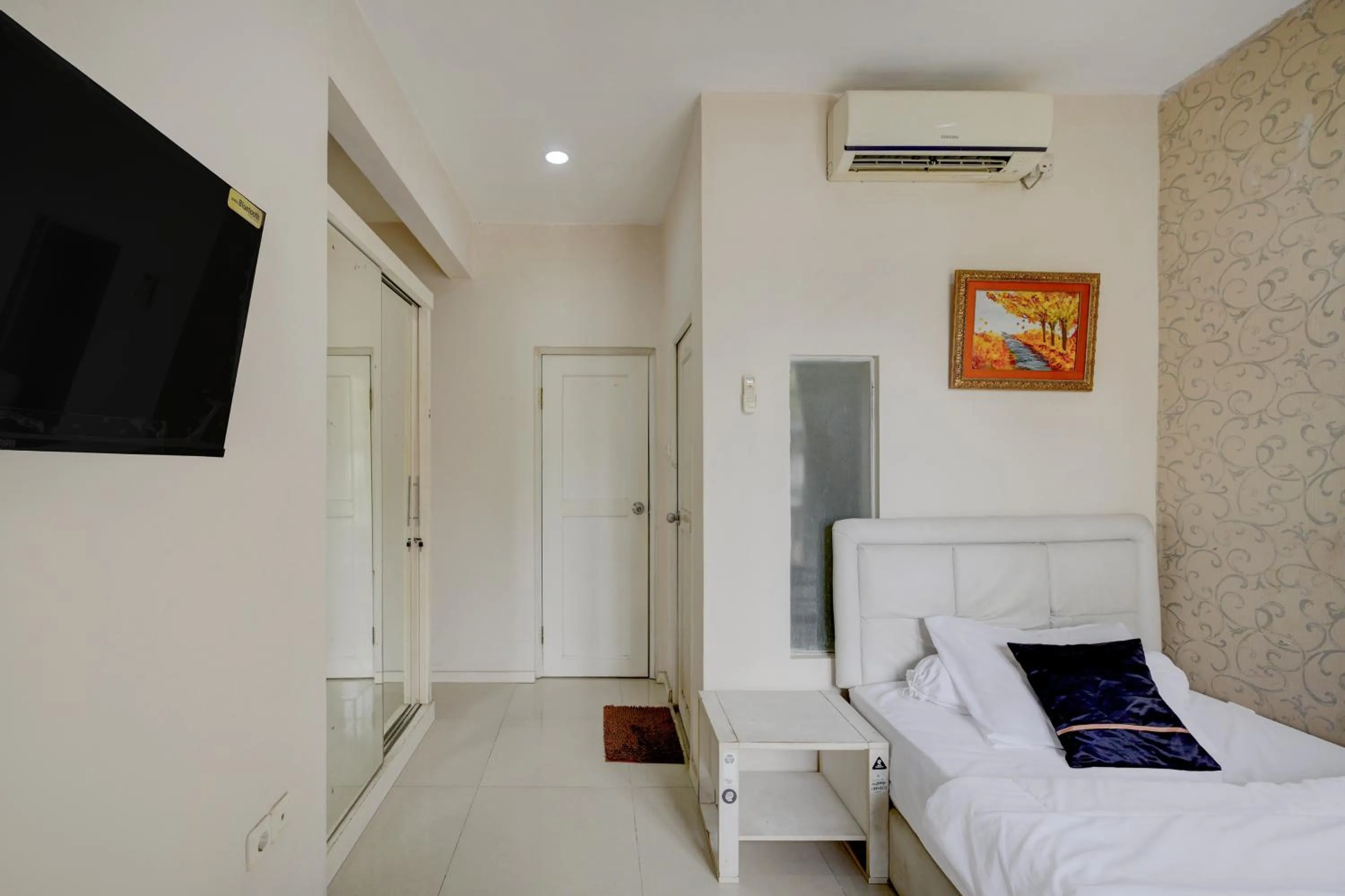 Bedroom, Bed in Hotel O near RS Fatmawati formerly White House