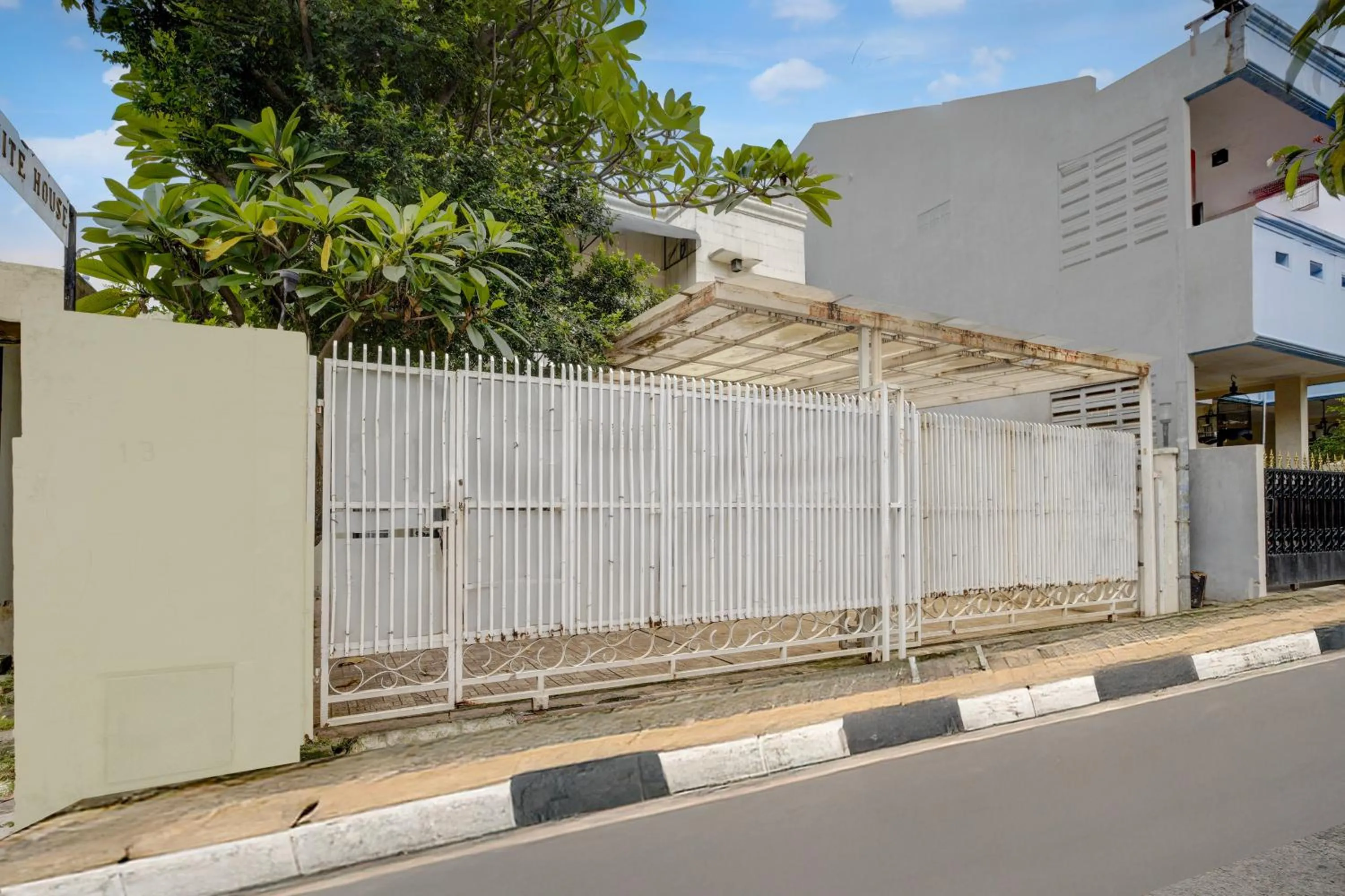 Property building in Hotel O near RS Fatmawati formerly White House