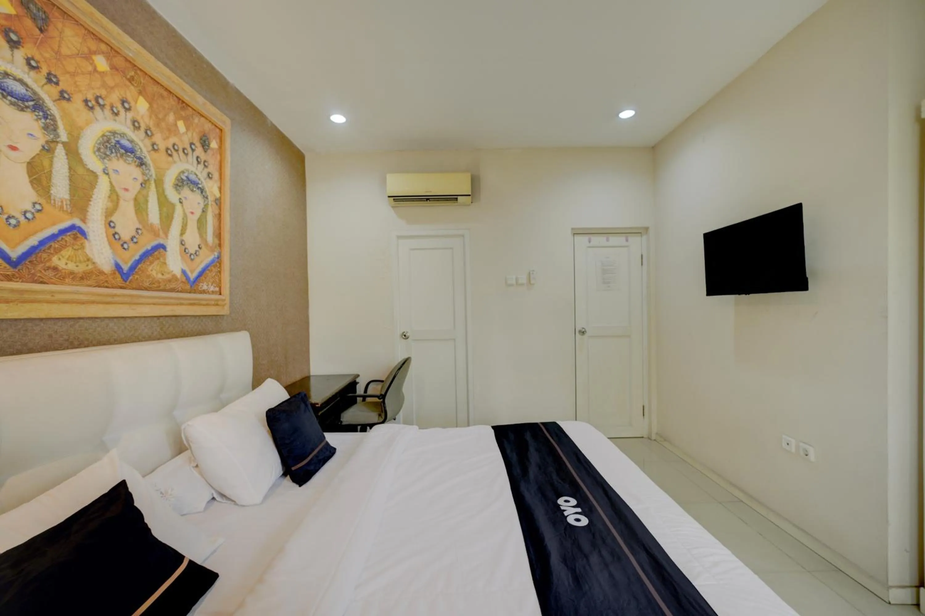 Bedroom, Bed in Hotel O near RS Fatmawati formerly White House