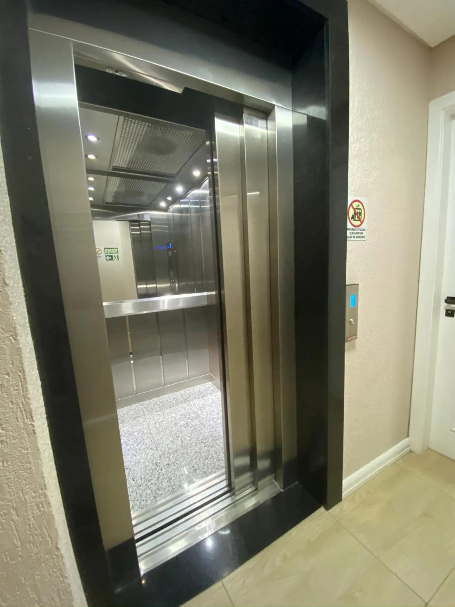 elevator in Pousada Vovô Nino