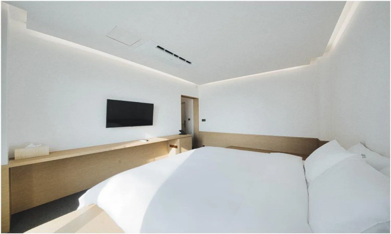 Bedroom, Bed in Bluefrog Hotel