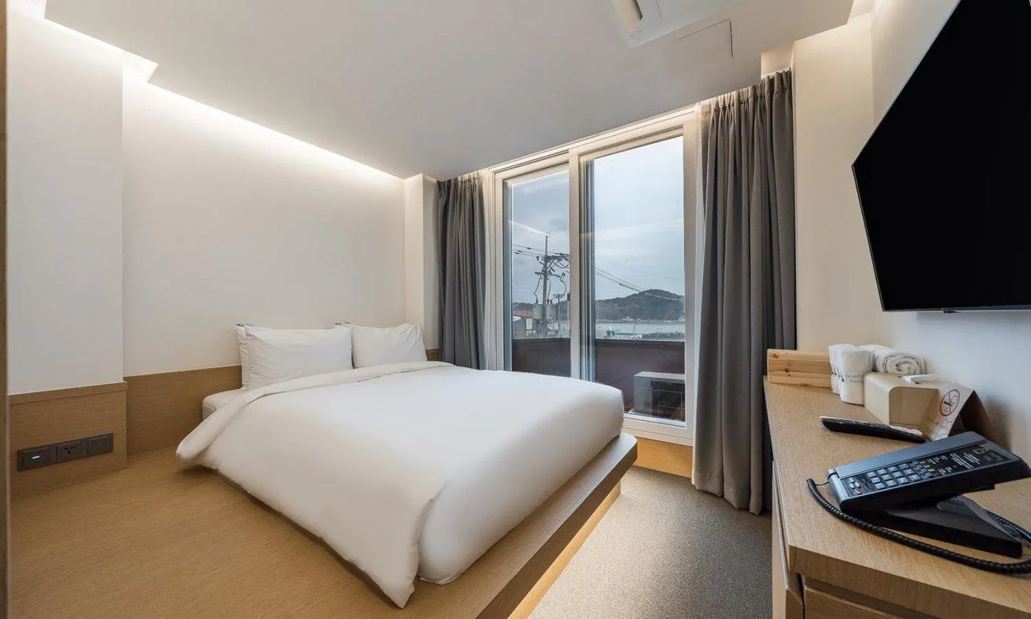 Bedroom, Bed in Bluefrog Hotel