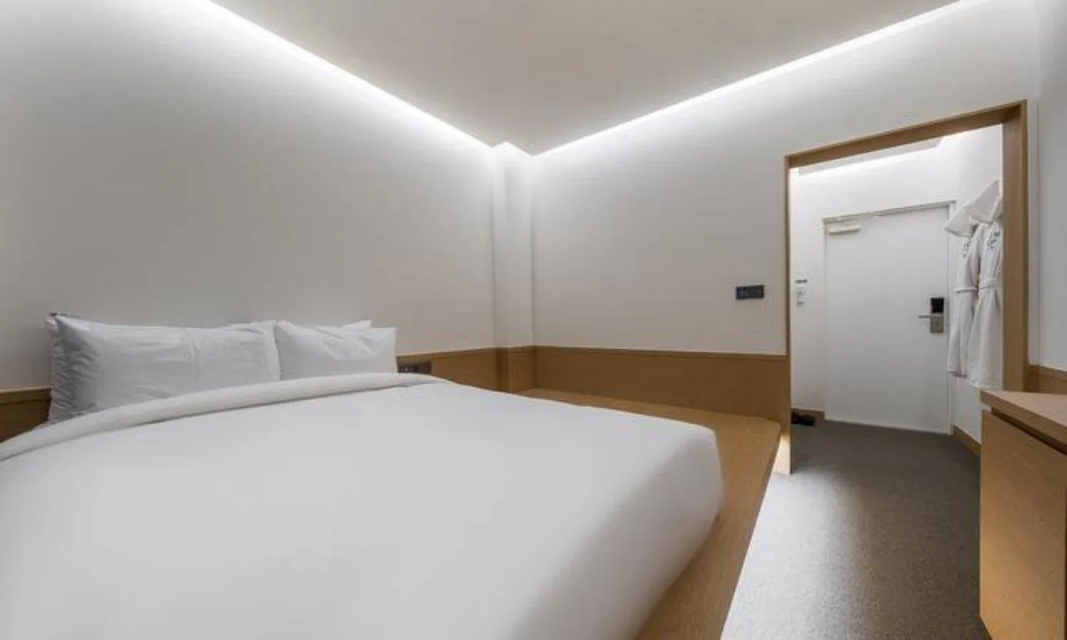 Bedroom, Bed in Bluefrog Hotel