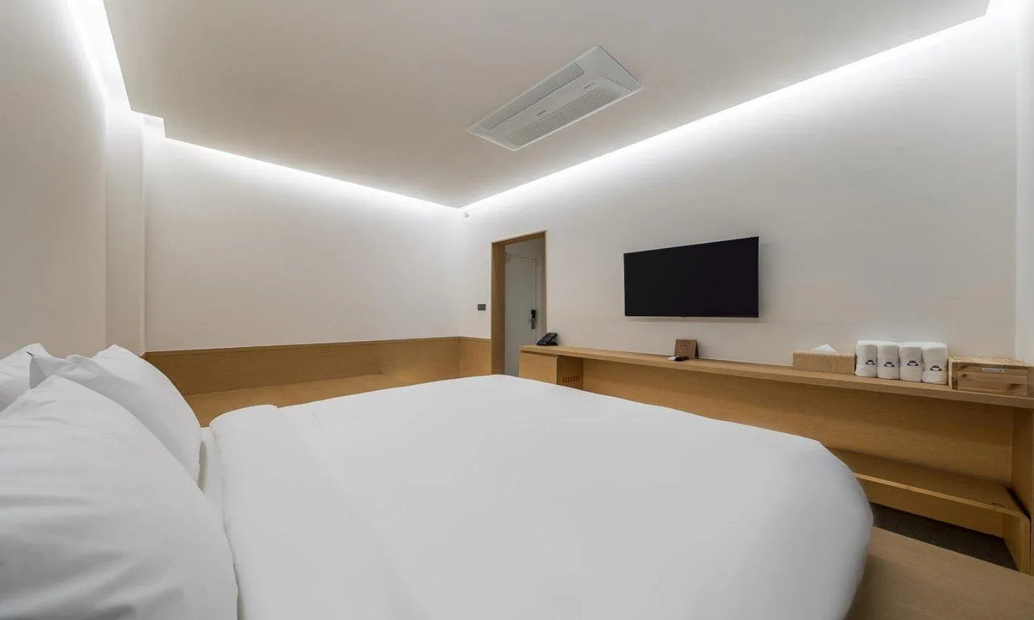 Bedroom, Bed in Bluefrog Hotel