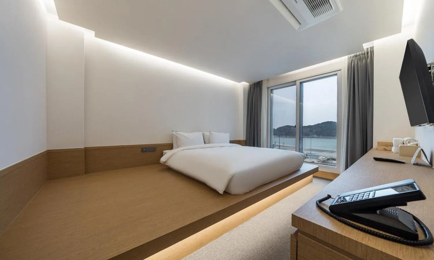 Bedroom, Bed in Bluefrog Hotel
