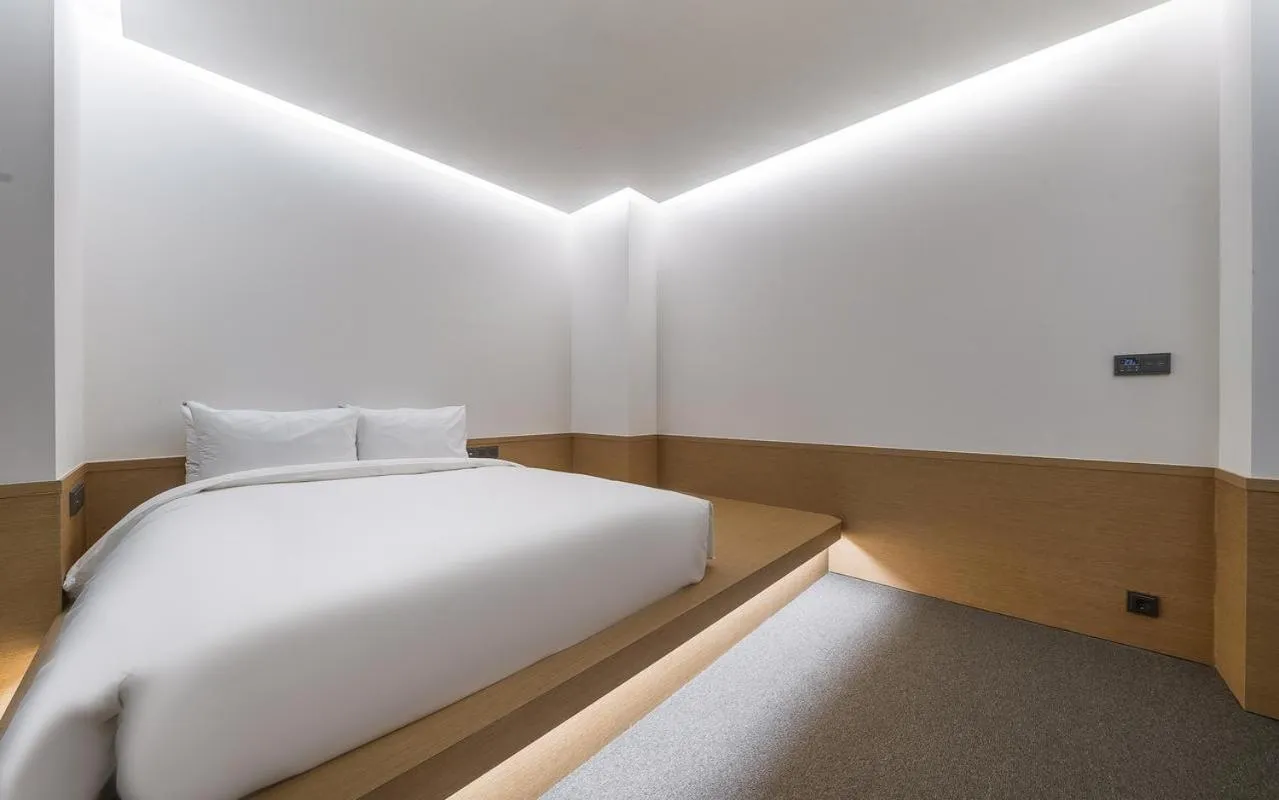 Bed in Bluefrog Hotel