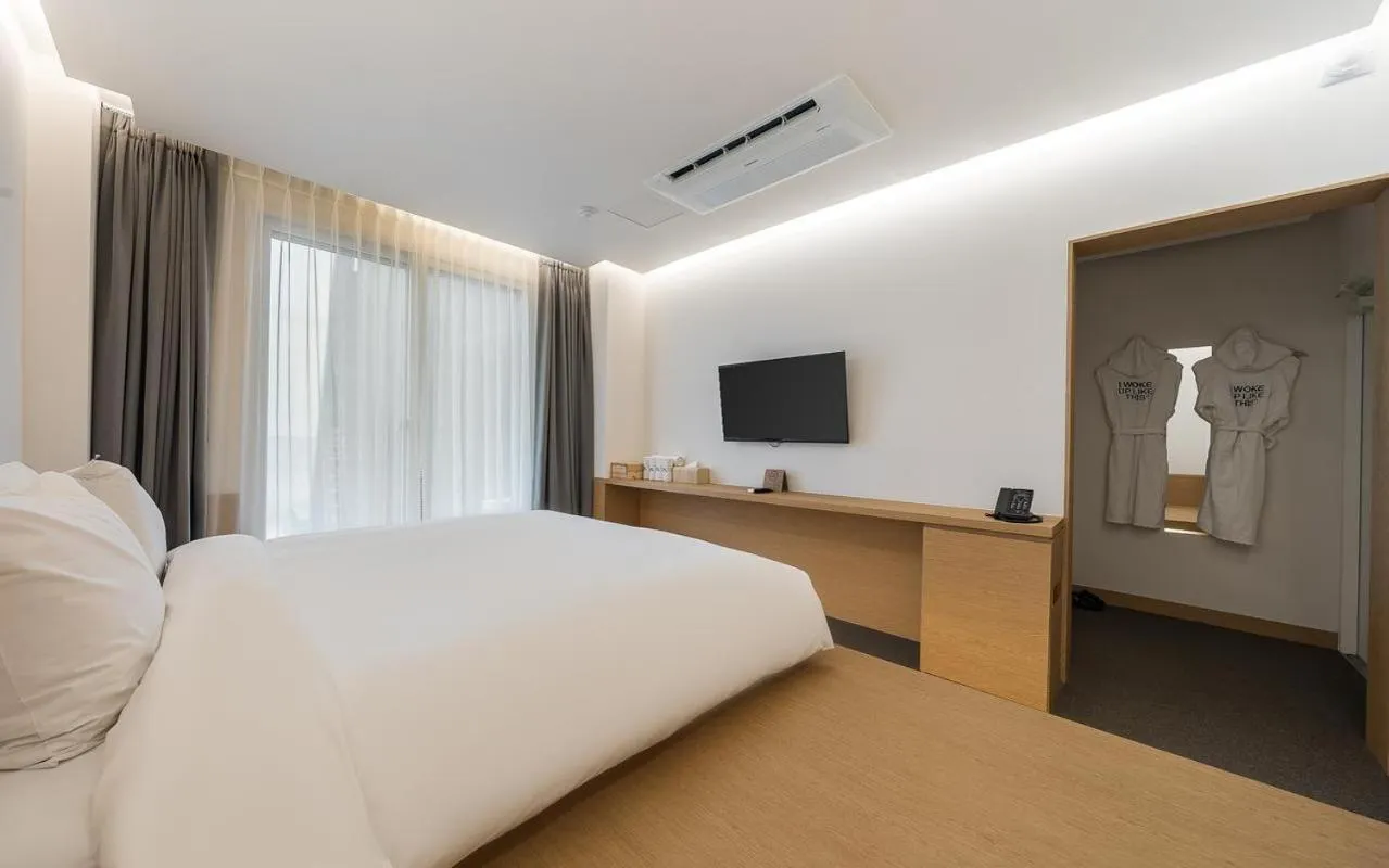 Bed in Bluefrog Hotel