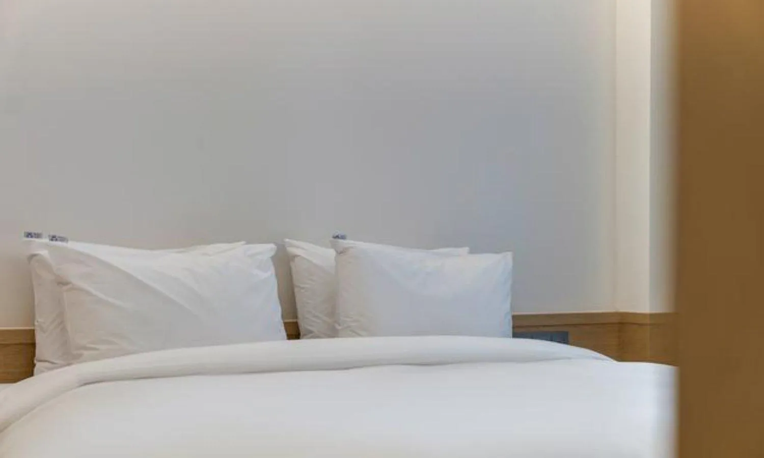 Bedroom, Bed in Bluefrog Hotel