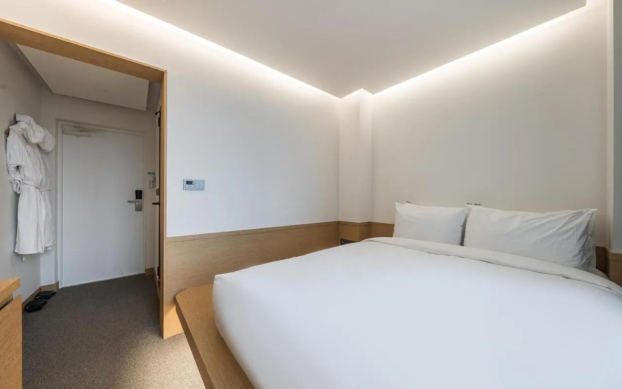 Bed in Bluefrog Hotel