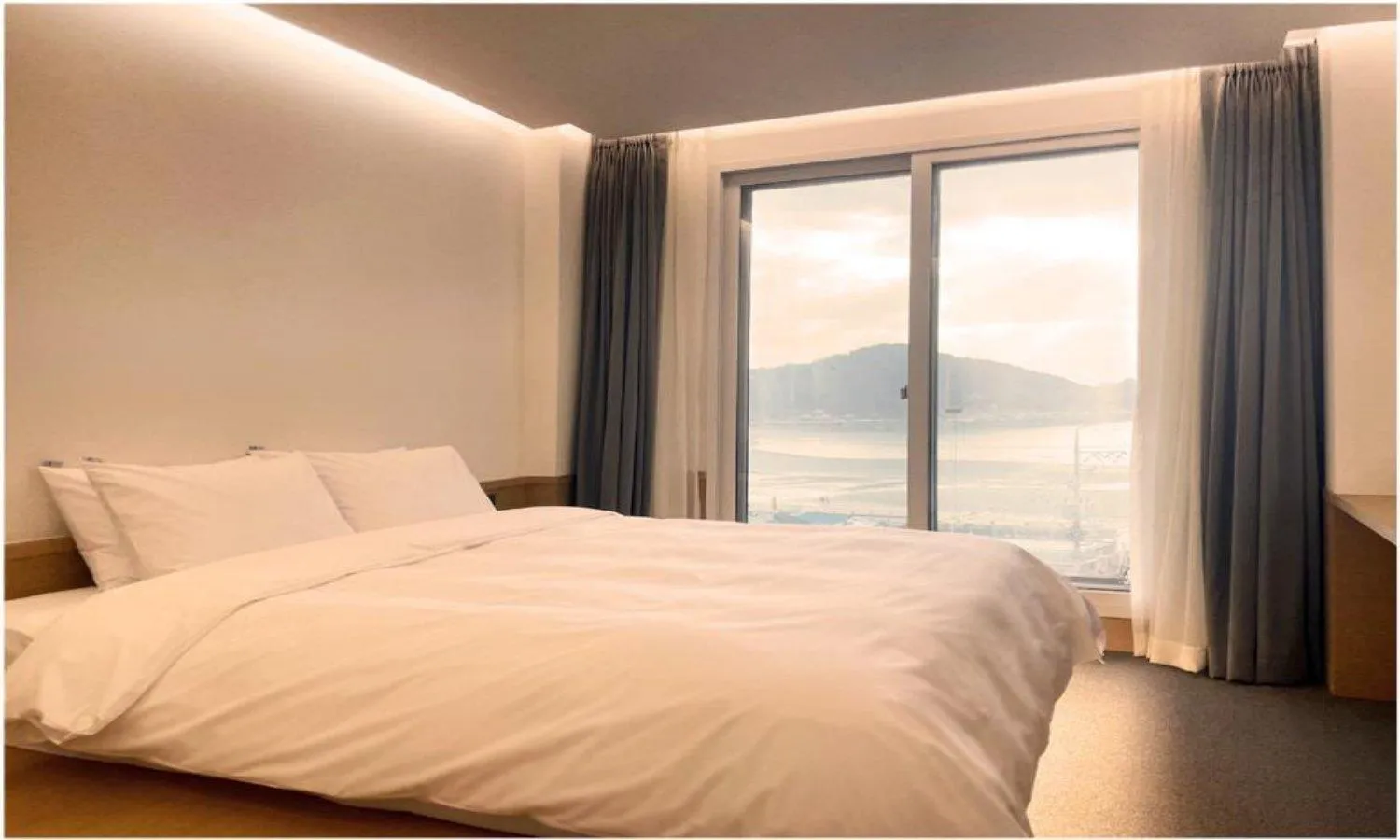 Bedroom, Bed in Bluefrog Hotel