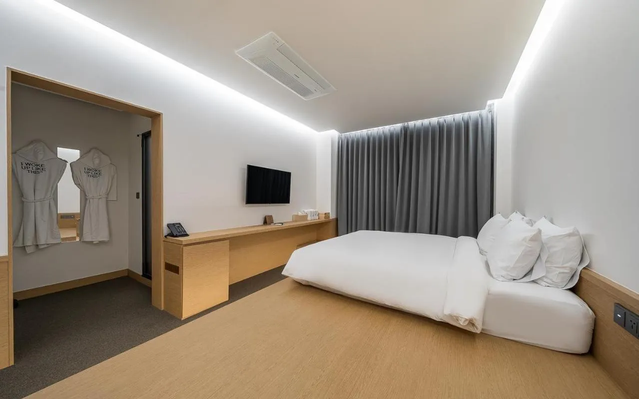 Bed in Bluefrog Hotel