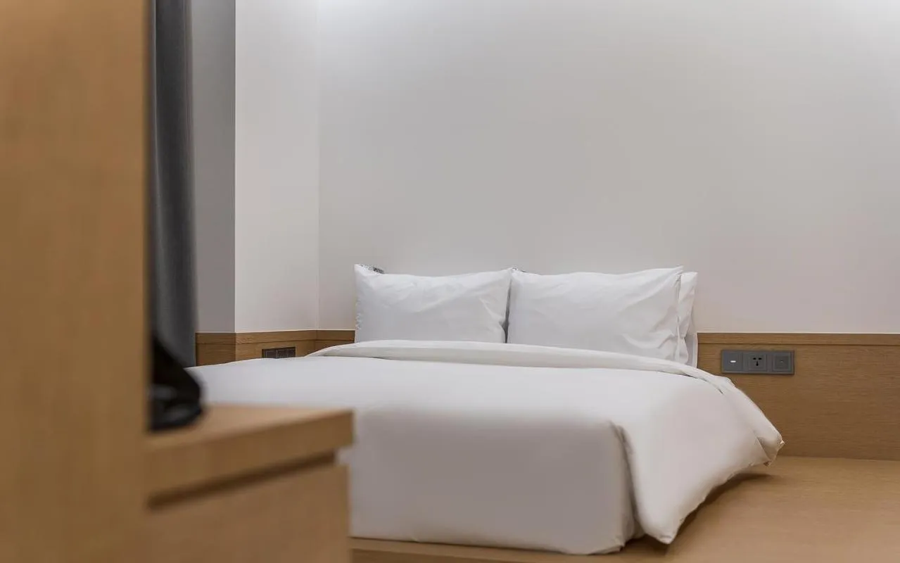 Bed in Bluefrog Hotel