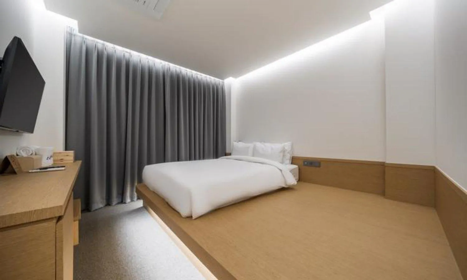 Bedroom, Bed in Bluefrog Hotel