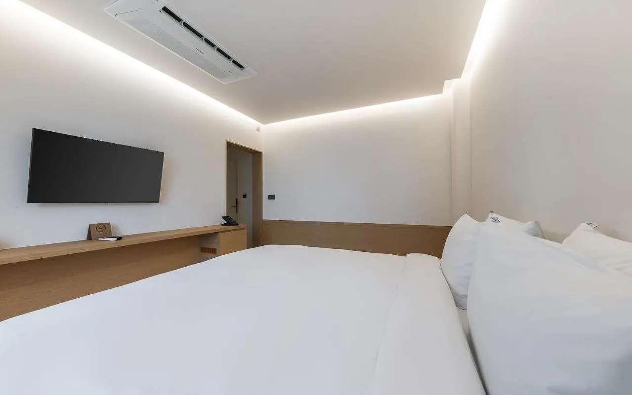 Bed in Bluefrog Hotel